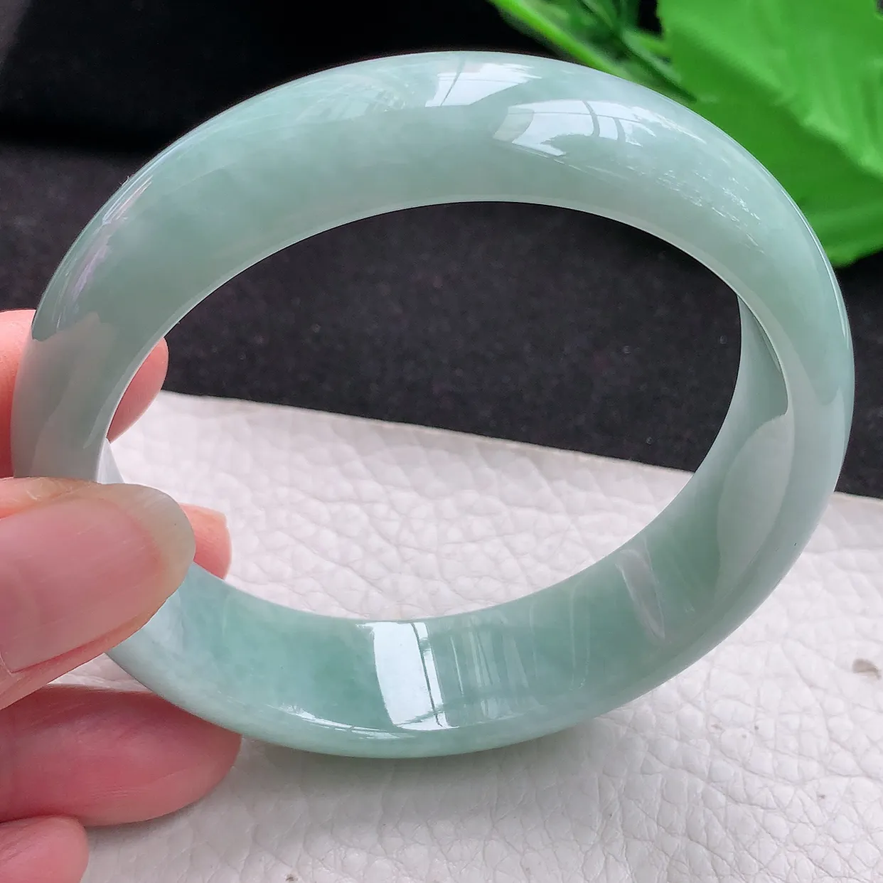 js大圈口62*17.3*7.5轮胎镯 缅甸翡翠a货水润浅绿宽边玉手镯玉手环