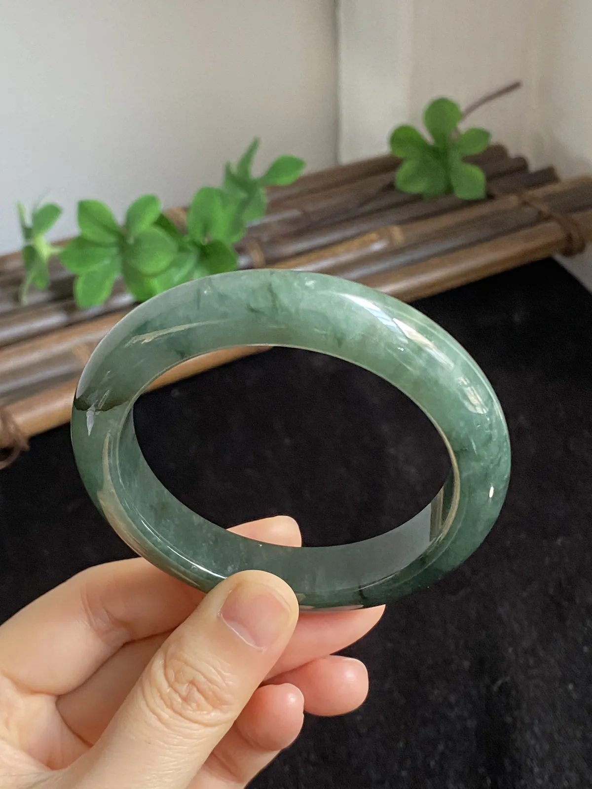 正圈54.4圈口，翡翠糯化种飘绿手镯