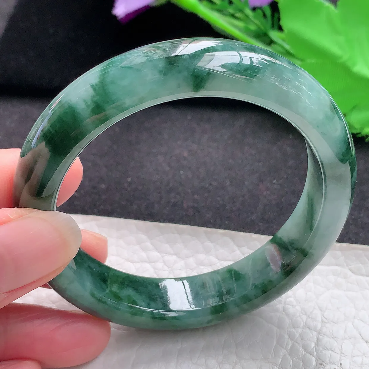 js自然光55.5*13.3*8.6平安镯 缅甸翡翠a货油绿飘花宽边玉手镯玉手环