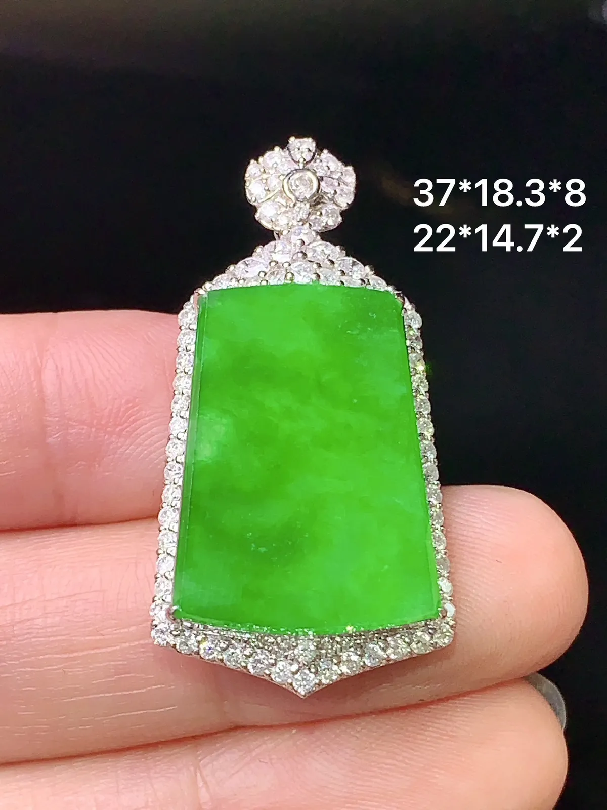 18k金钻镶嵌翠绿无事牌吊坠 玉质细腻 色泽清新艳丽 整体尺寸37*18.3*8