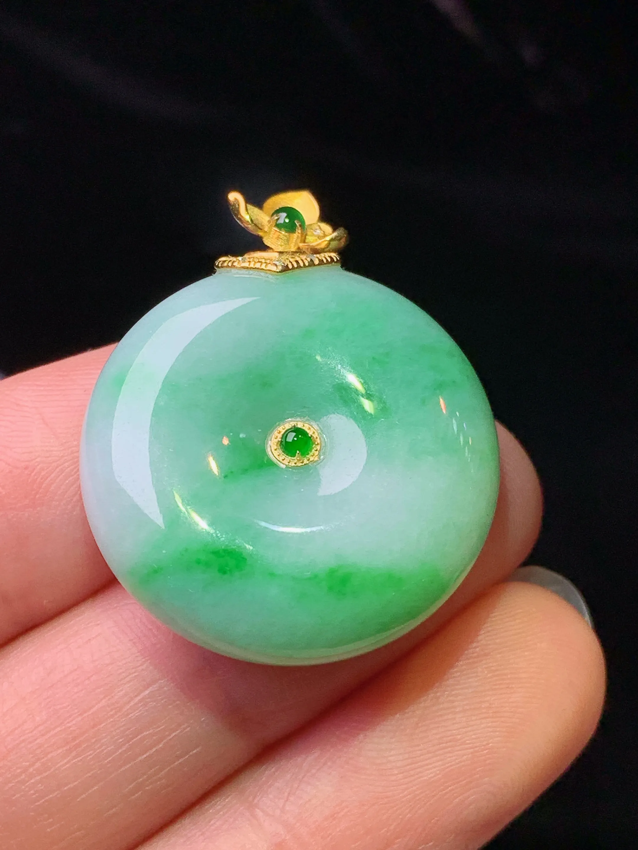18k金镶嵌飘绿平安扣吊坠 玉质细腻 色泽清新艳丽 整体尺寸32.2*24.7*8.2