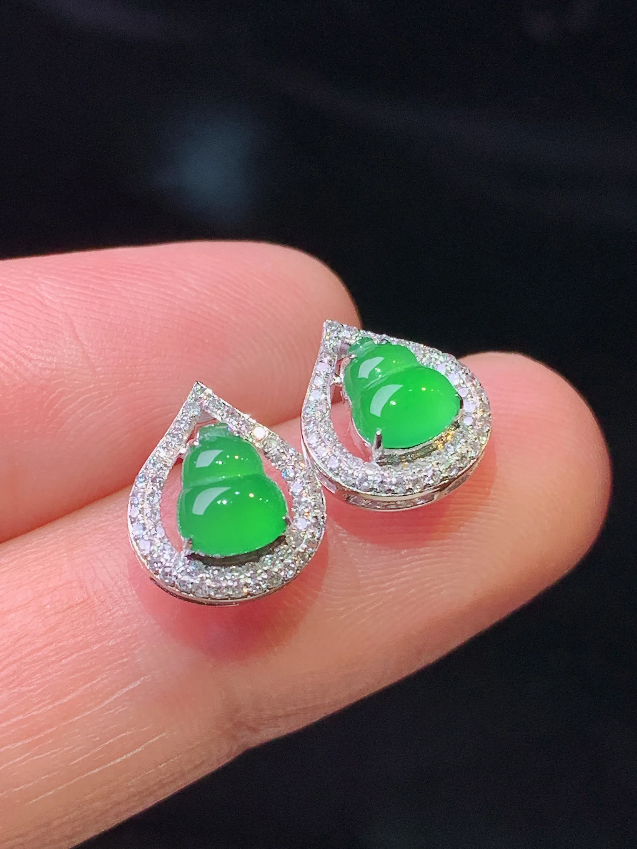 18k金钻镶嵌满绿葫芦耳钉 玉质细腻 色泽清新艳丽 整体尺寸10.8*9*4.7
