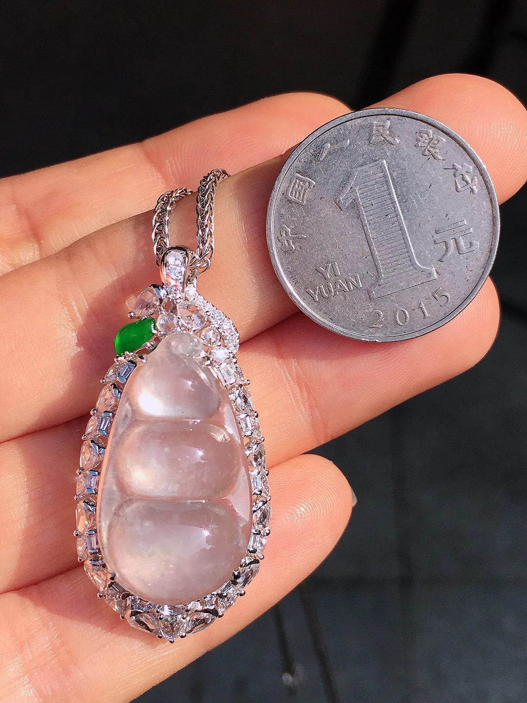 冰种福豆吊坠，玉质细腻，荧光感超
强，饱满圆润，尽显优雅气质，18k
金豪华镶嵌