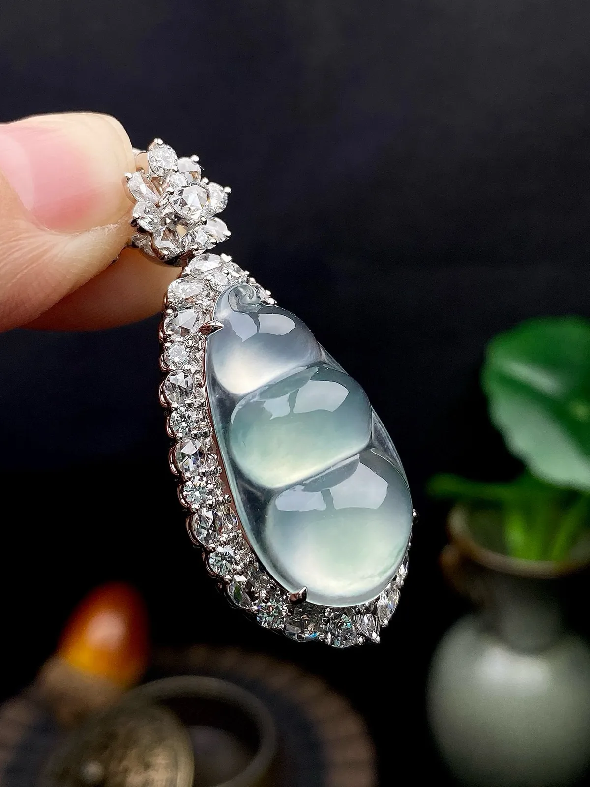 【冰种福豆吊坠】种地上乘，冰感十足，通透起光，饱满圆润，18k金钻镶嵌，裸石尺寸26.2*15.6*6.8毫米