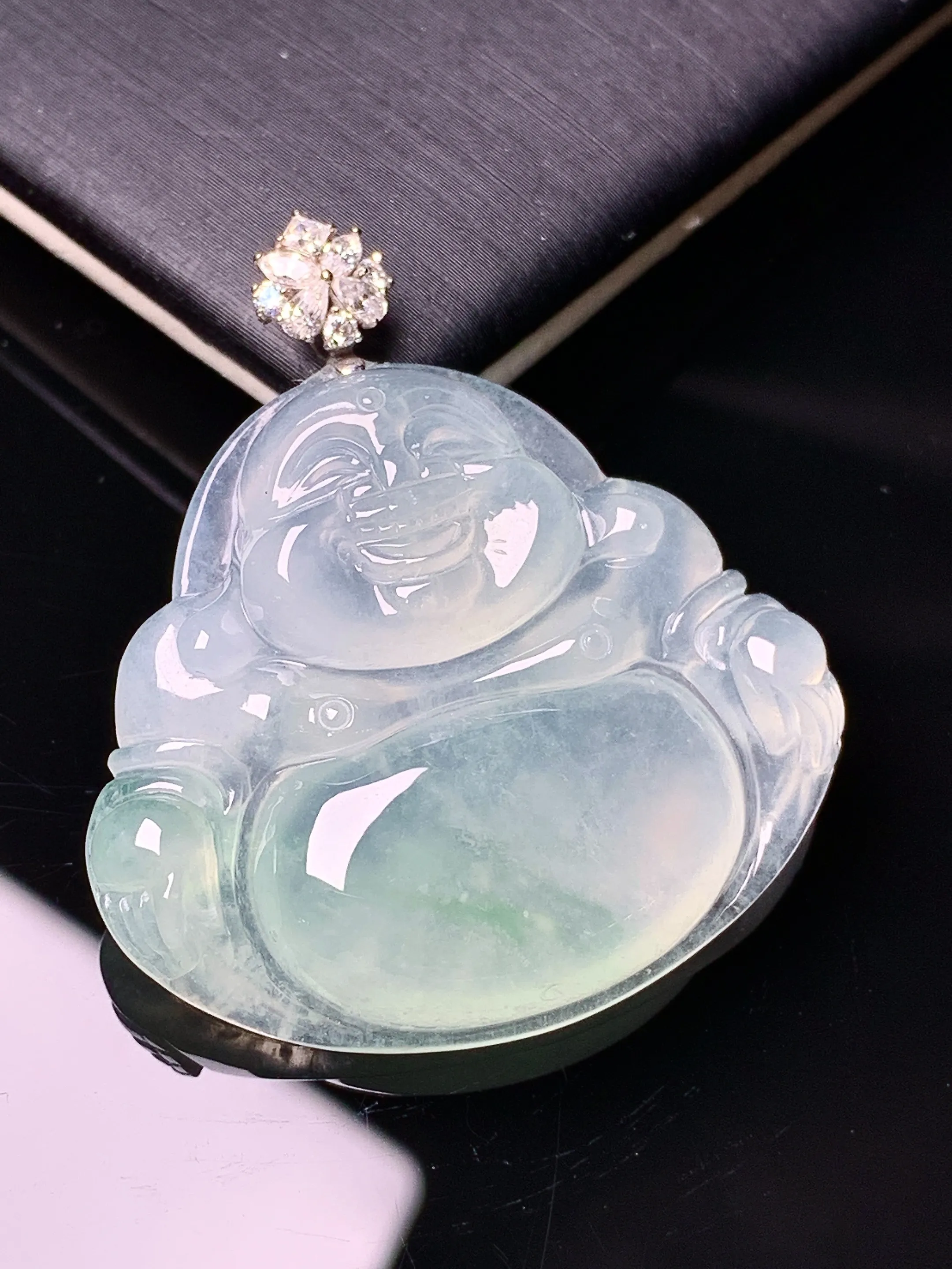 18k金钻镶嵌冰种佛公吊坠 玉质细腻 色泽清新艳丽 整体尺寸37.2*33.3*5.8