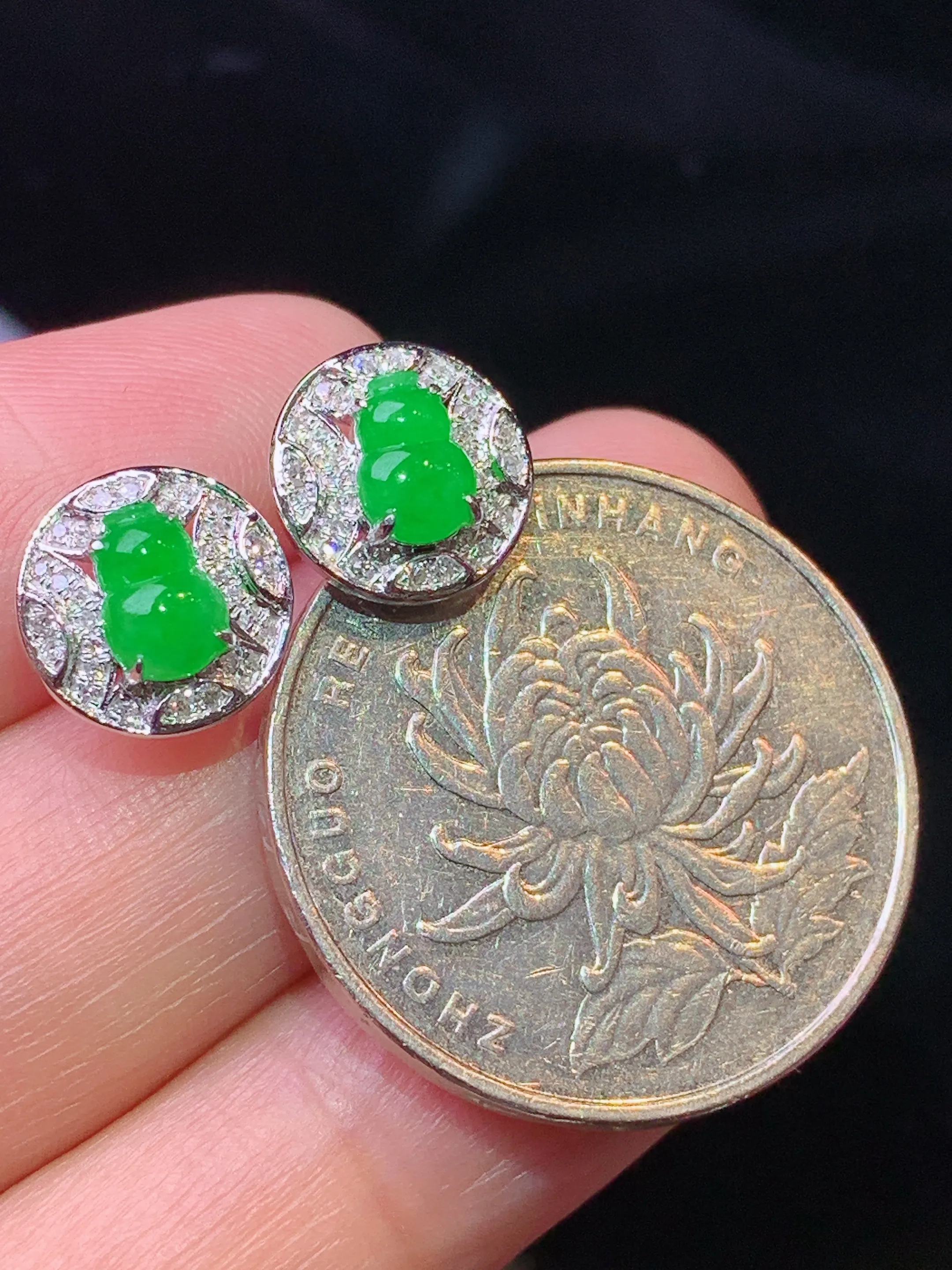 18k金钻镶嵌满绿葫芦耳钉 玉质细腻 色泽清新艳丽 整体尺寸9.7*3