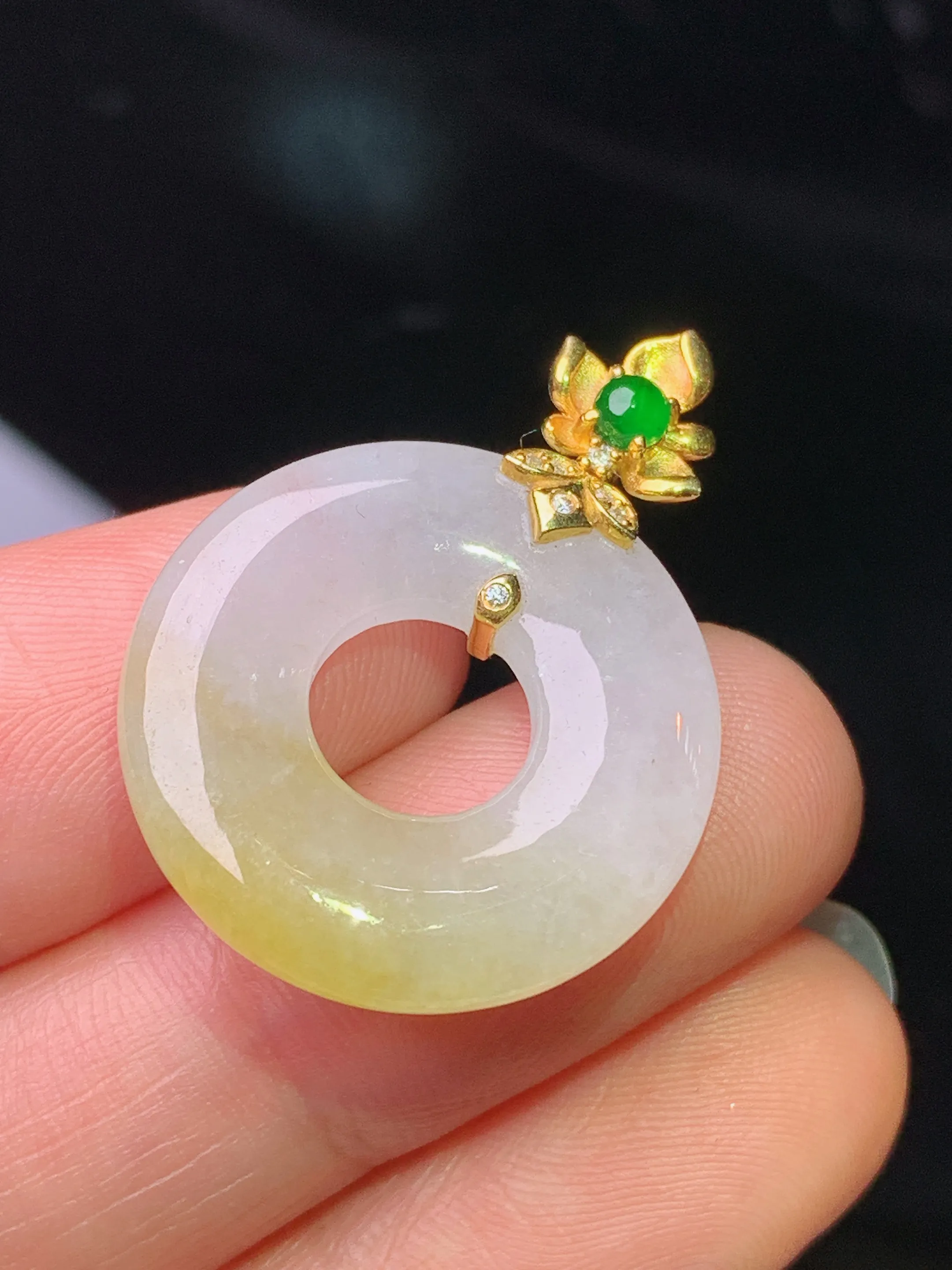 18k金钻镶嵌飘黄翡平安环吊坠 玉质细腻 色泽清新艳丽 整体尺寸29.2*21.5*4.2