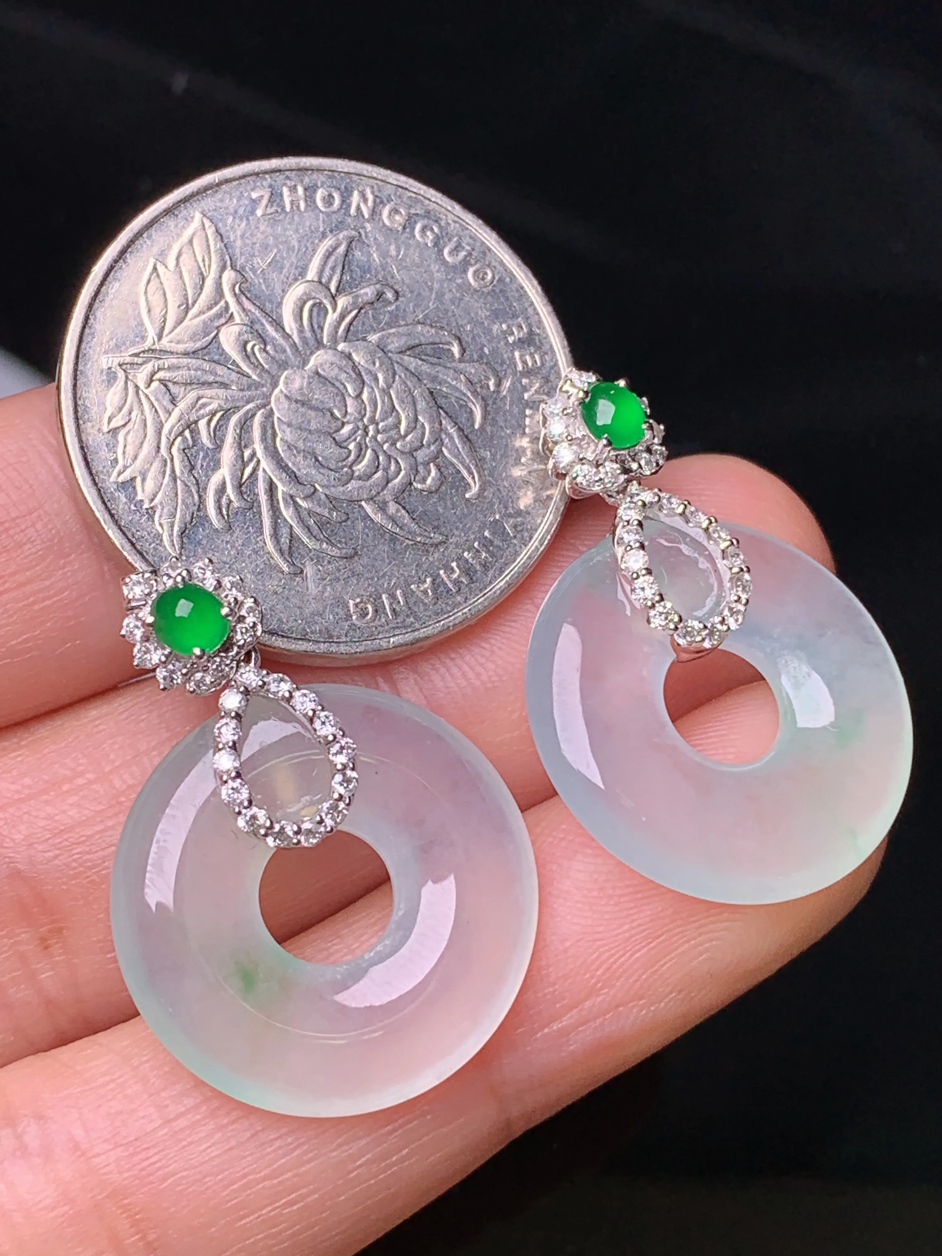 18k金钻镶嵌冰种平安环耳坠 玉质细腻 色泽清新艳丽 整体尺寸27*19*3.6