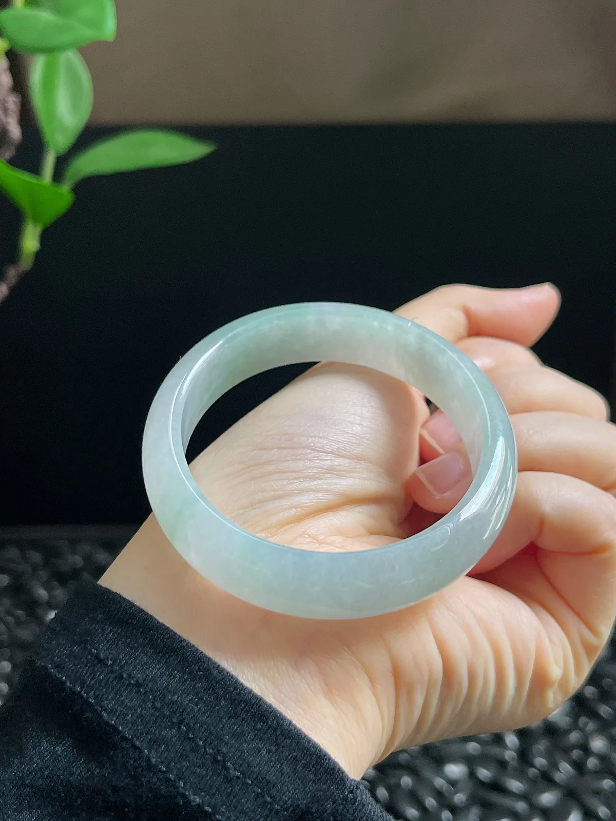 贵妃镯54.4圈口，翡翠冰糯种浅绿色手镯