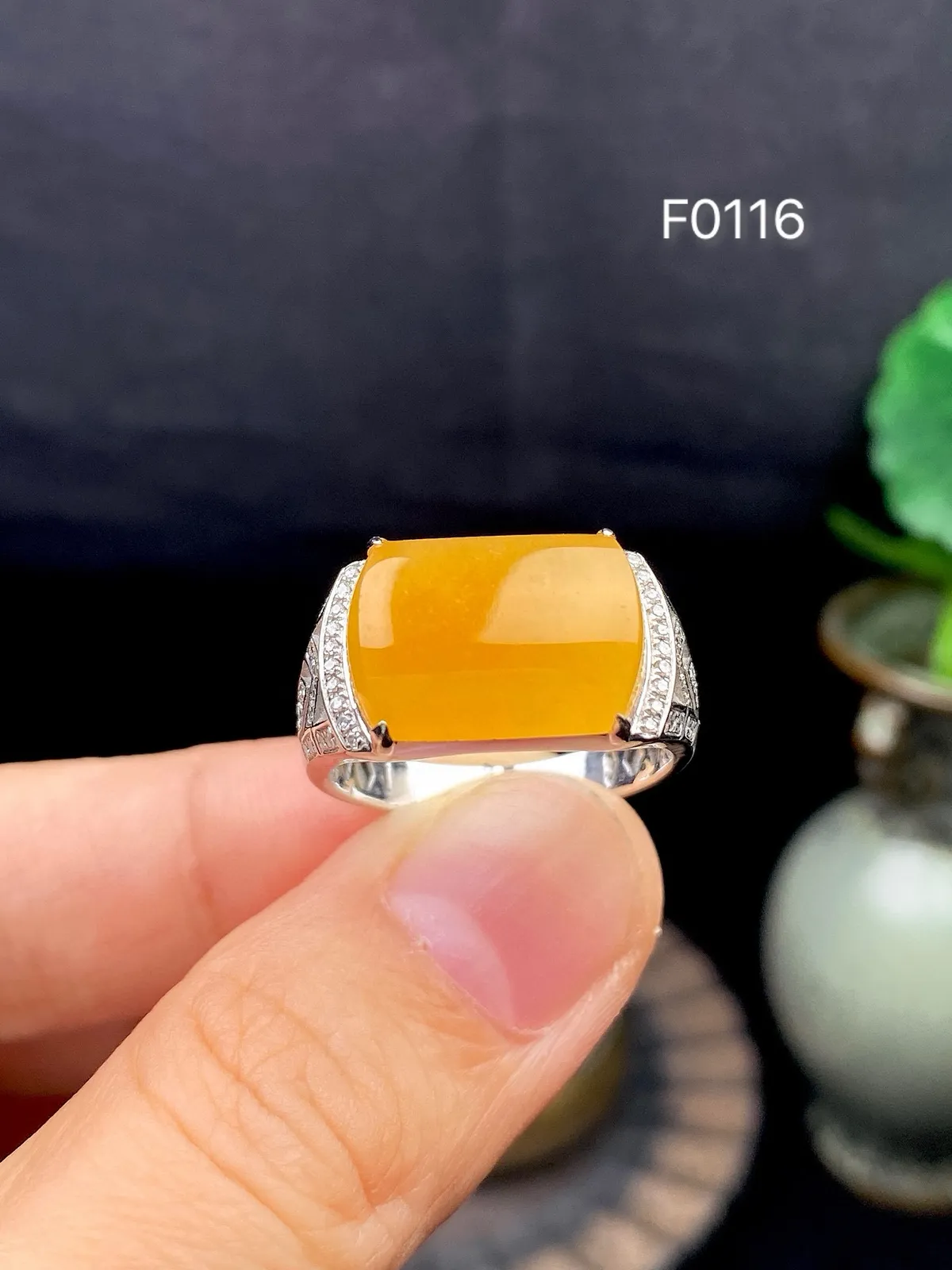 【冰种黄翡马鞍戒指】种水上乘，晶莹剔透，纯净通透，18k金钻精美镶嵌，裸石尺寸10.4*14.1*2