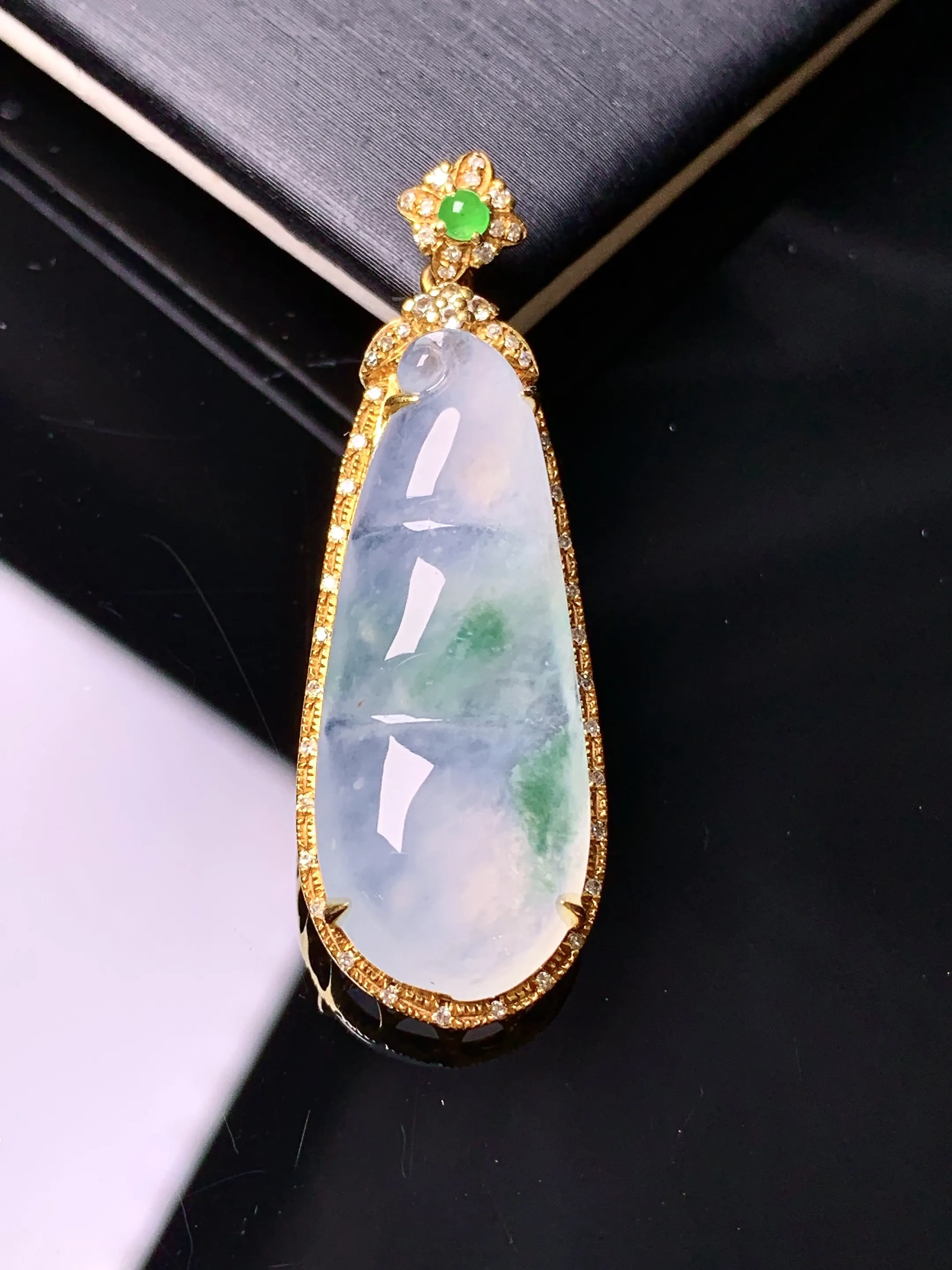 18k金钻镶嵌飘绿四季豆吊坠 玉质细腻 色泽清新艳丽 整体尺寸39.3*13.5*7.8