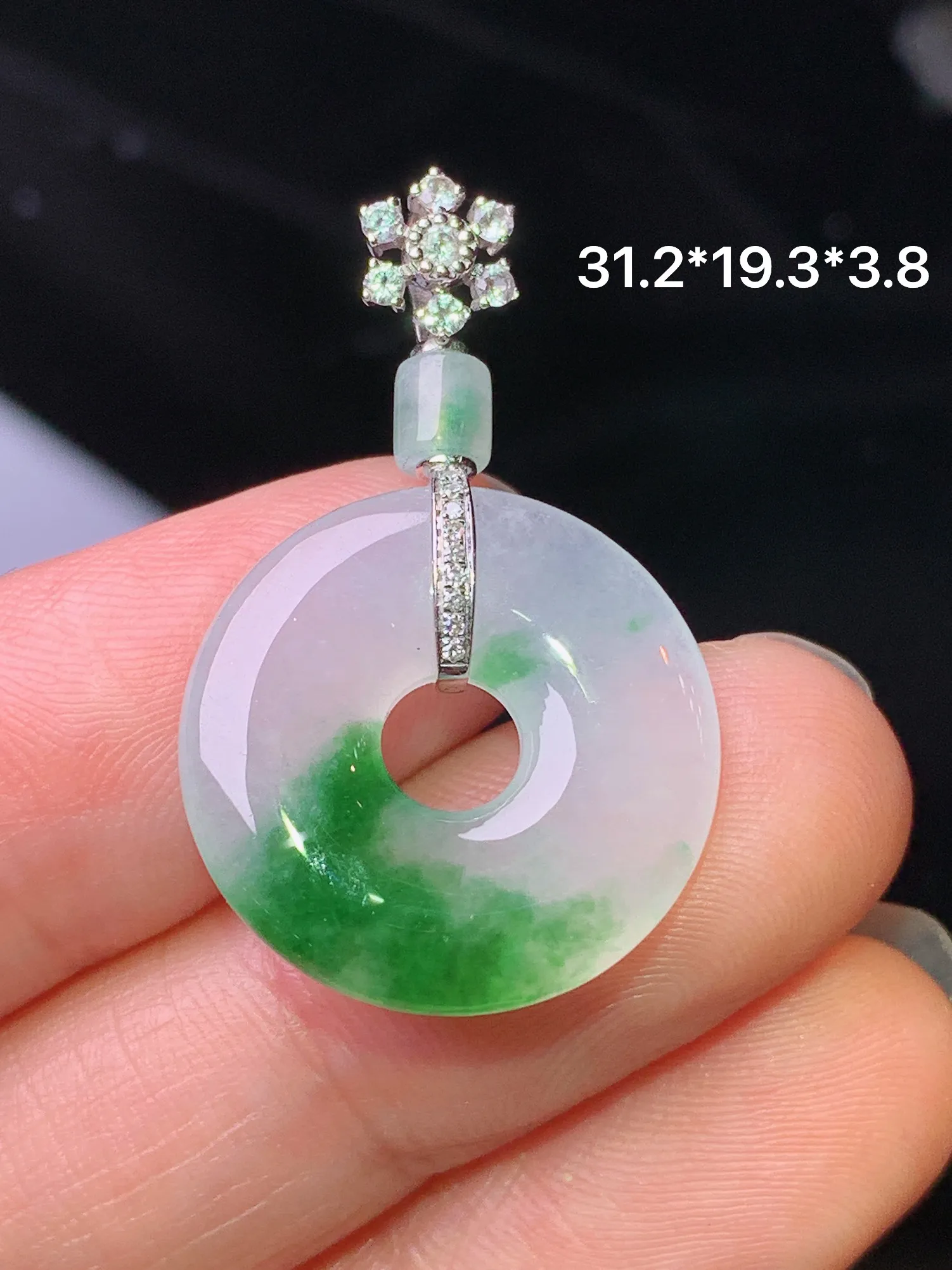 18k金钻镶嵌飘绿平安环吊坠 玉质细腻 色泽清新艳丽 整体尺寸31.2*19.3*3.8