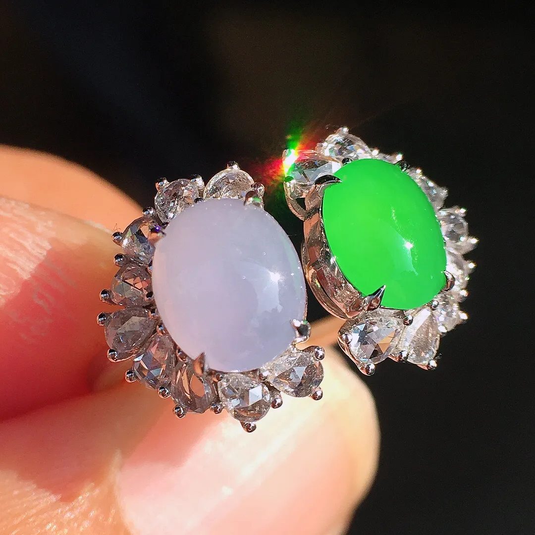 （紫+绿）二合一戒指，色泽均匀艳丽，玉质细腻，荧光感超
强，饱满圆润，尽显优雅气质，18k
金豪华镶