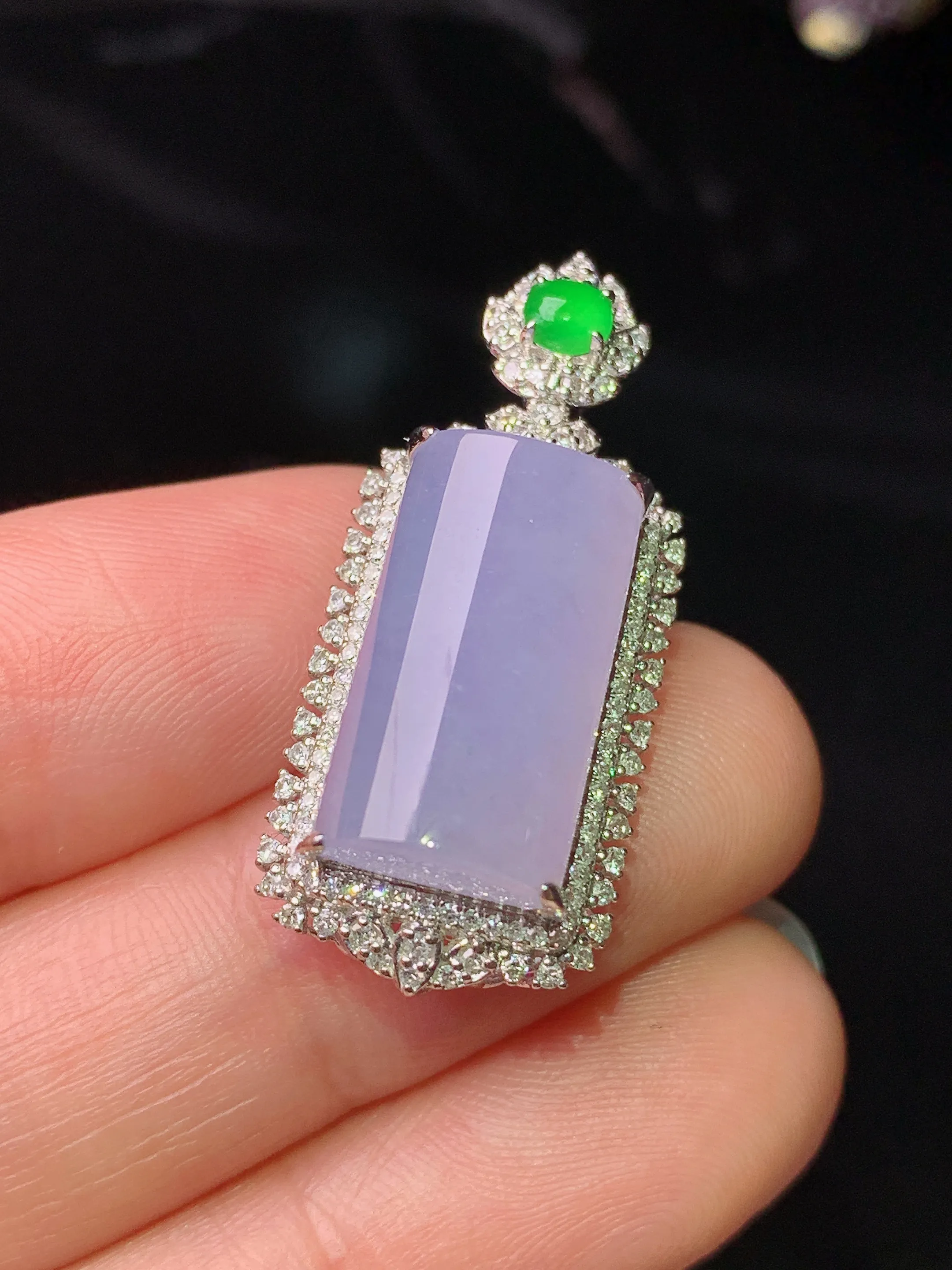 18k金钻镶嵌冰紫罗兰玉柱吊坠 玉质细腻 色泽清新艳丽 整体尺寸31.2*13.5*10.5