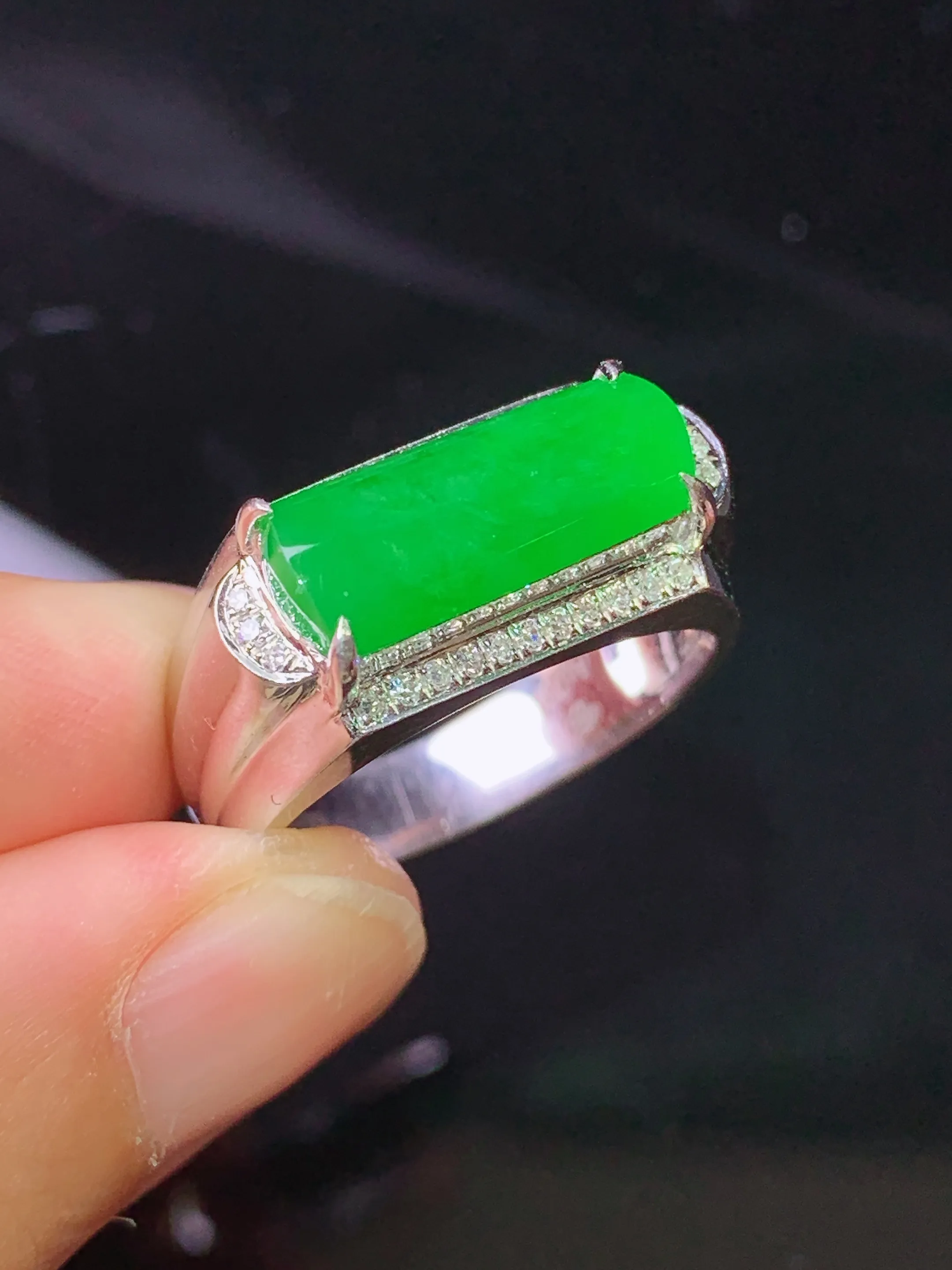 18k金钻镶嵌满绿玉柱戒指 玉质细腻 色泽清新艳丽 圈口18.5 裸石尺寸6*18*3.3