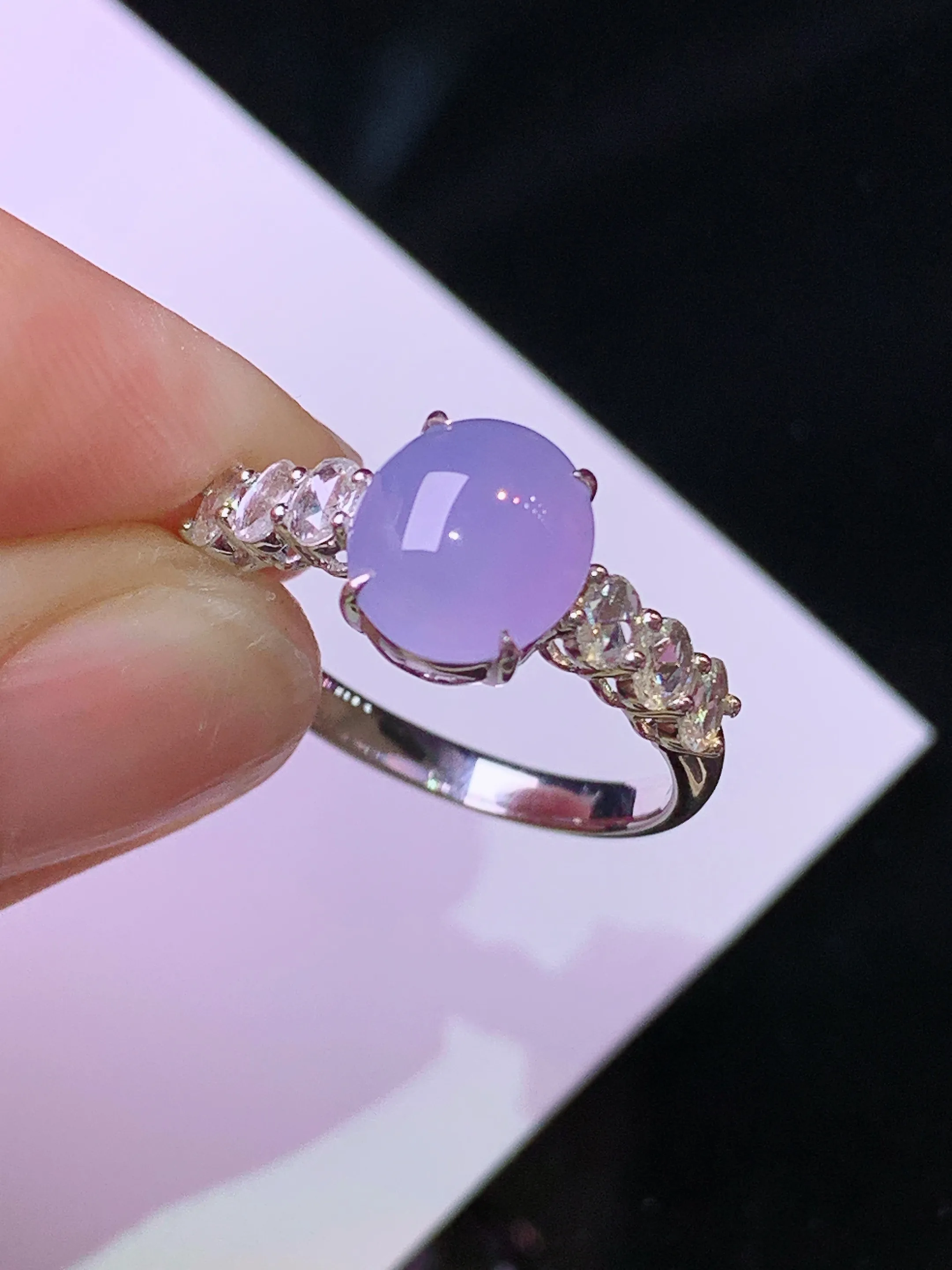 18k金钻镶嵌紫罗兰蛋面戒指 玉质细腻 色泽清新艳丽 圈口14 裸石尺寸8.3*7.2*4