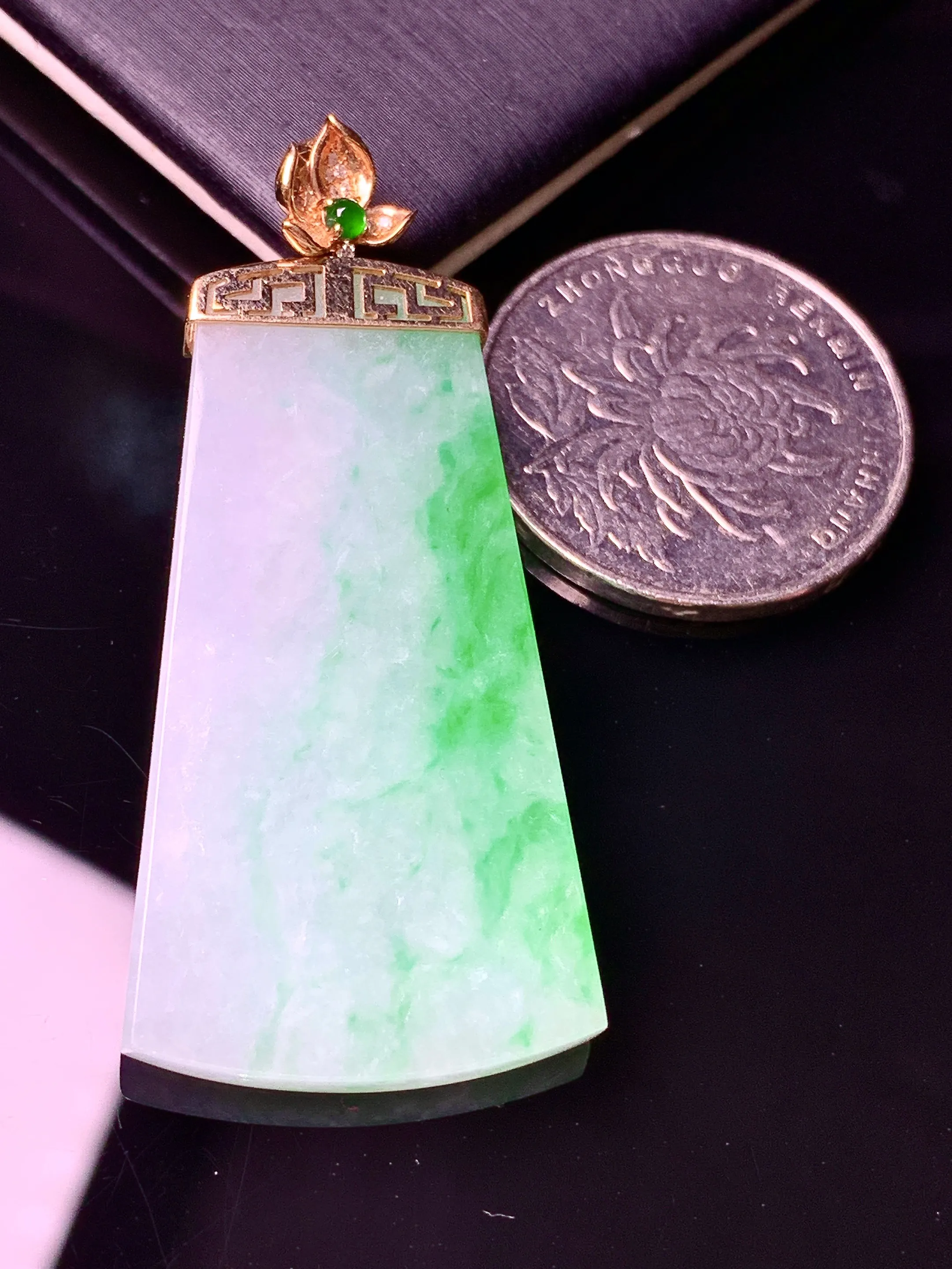 18k金镶嵌飘绿无事牌吊坠 玉质细腻 色泽清新艳丽 整体尺寸48.8*22.5*3.5