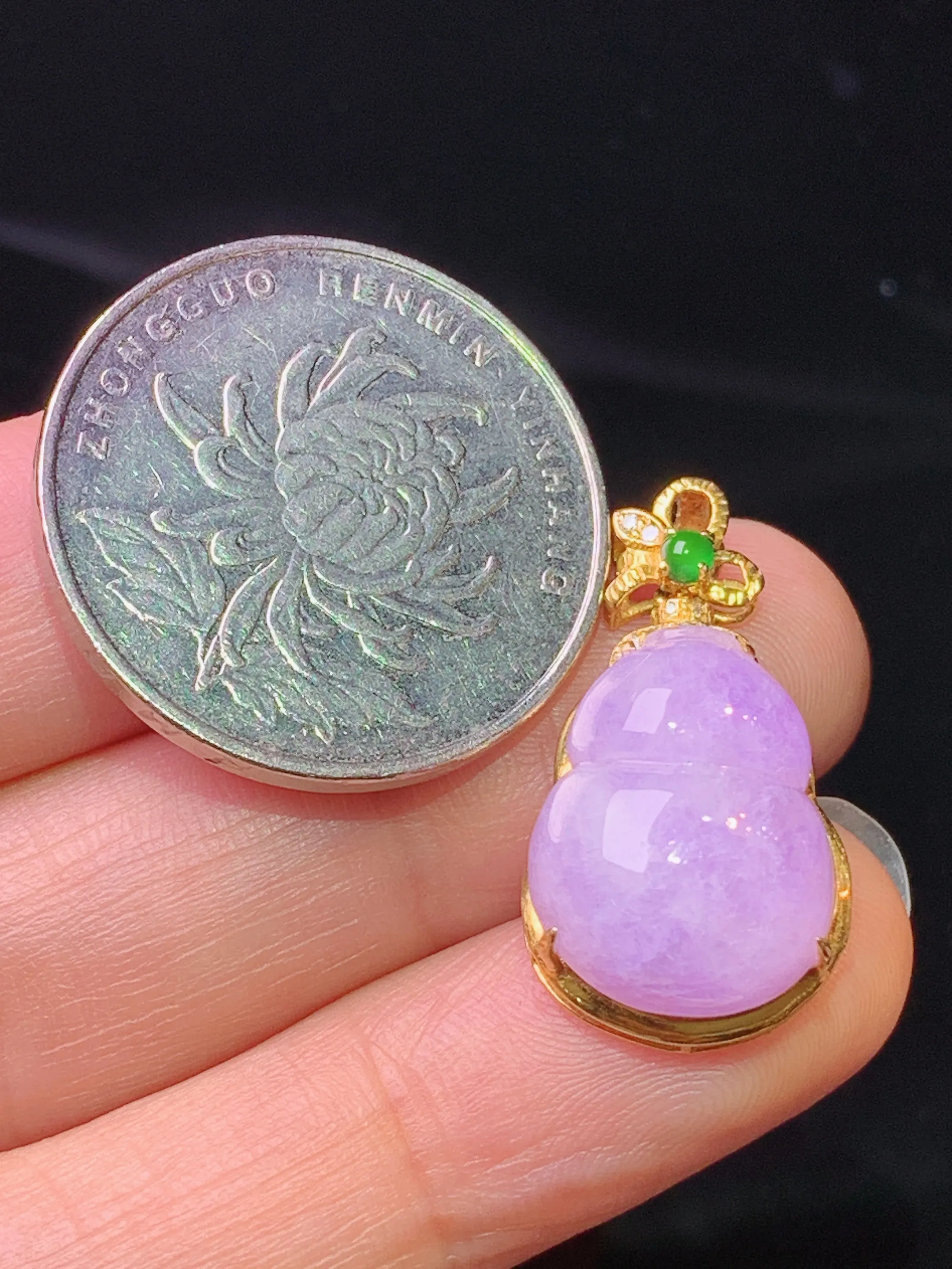 18k金钻镶嵌紫罗兰葫芦吊坠 玉质细腻 色泽清新艳丽 整体尺寸24.8*13.5*9.3