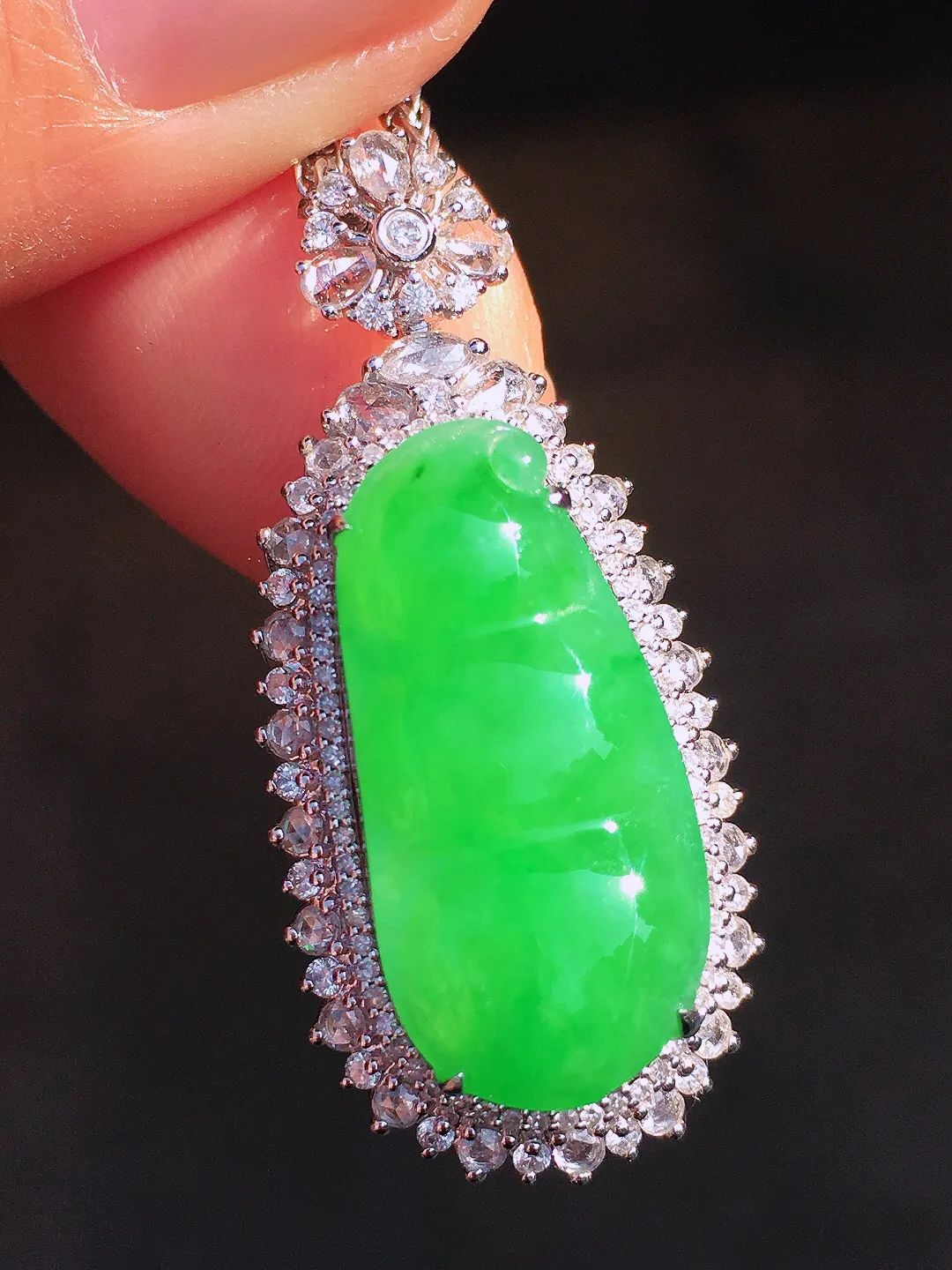 阳绿福豆吊坠，色泽均匀艳丽，玉质细腻，荧光感超
强，饱满圆润，尽显优雅气质，18k
金豪华镶嵌