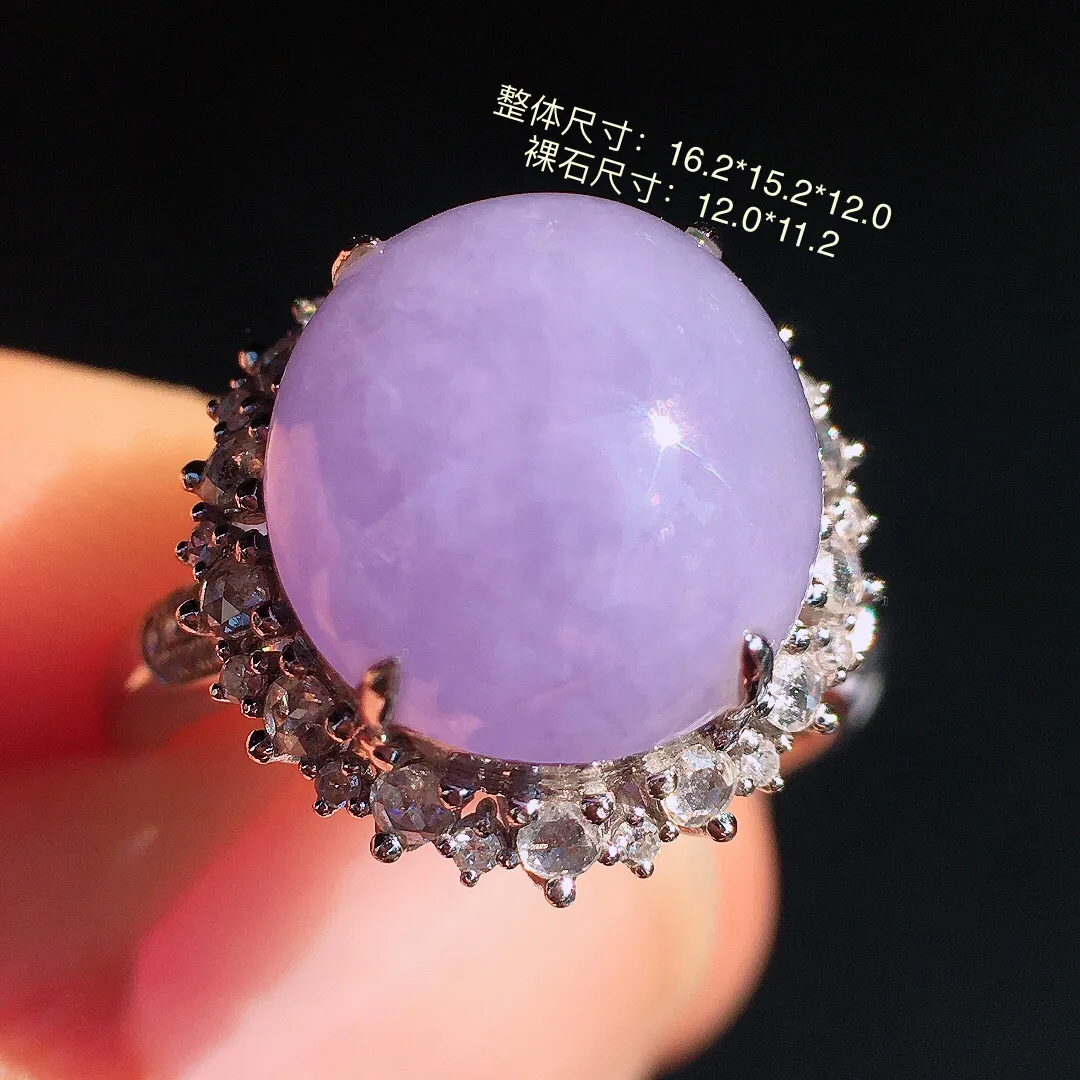 紫罗兰蛋面戒指，色泽均匀艳丽，玉质细腻，荧光感超
强，饱满圆润，尽显优雅气质，18k
金豪华镶嵌