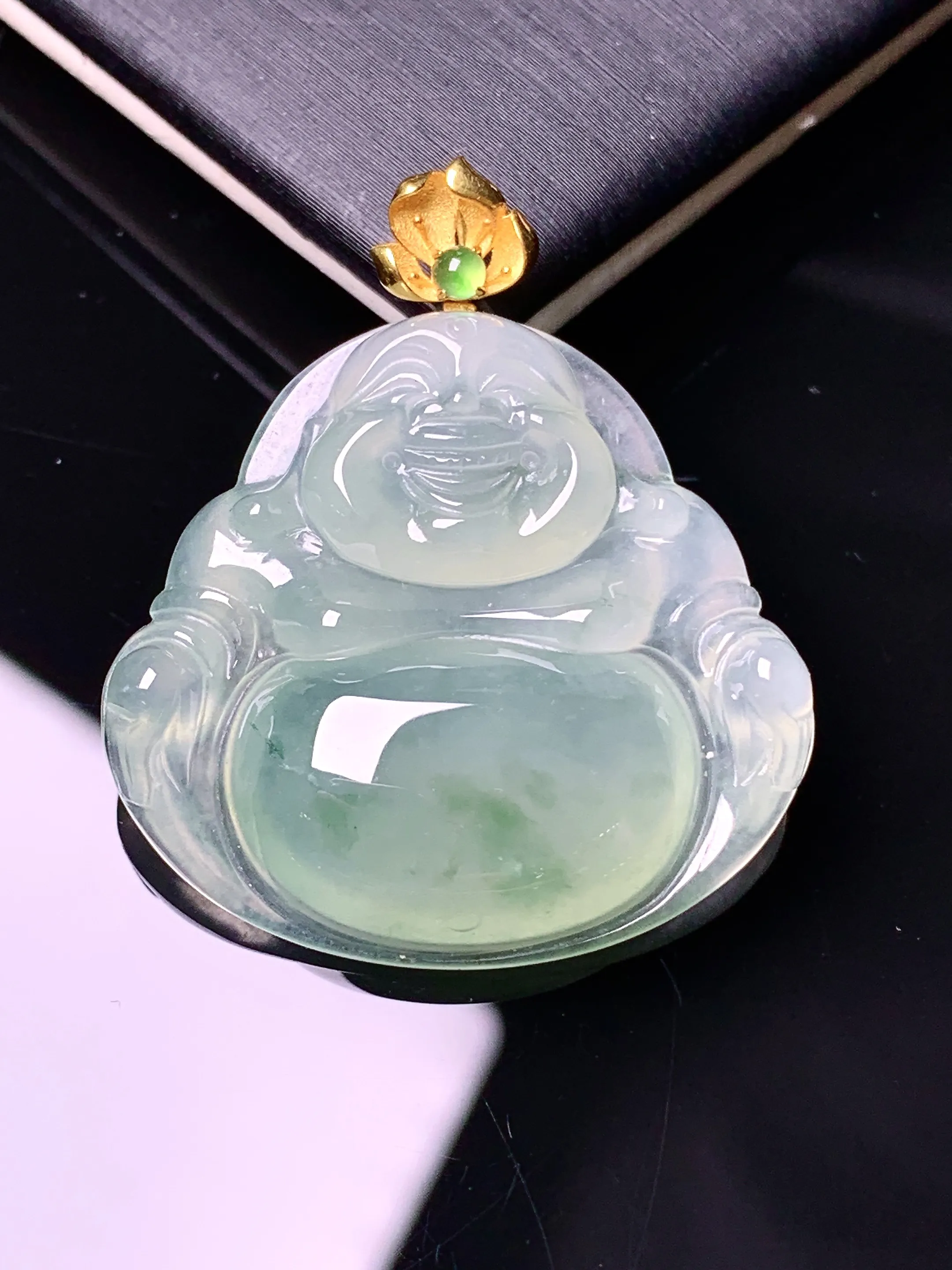 18k金镶嵌飘绿佛公吊坠 玉质细腻 色泽清新艳丽 整体尺寸34*29.6*6.3