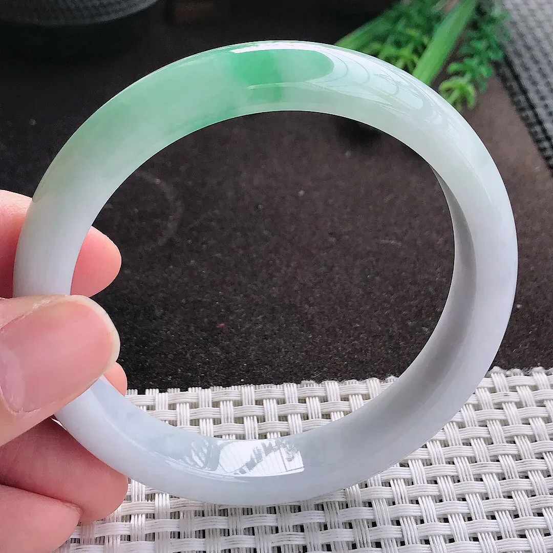 天然A货翡翠62.5/12.4/8.5老坑精美温润飘绿手镯大圈口宽边玉镯