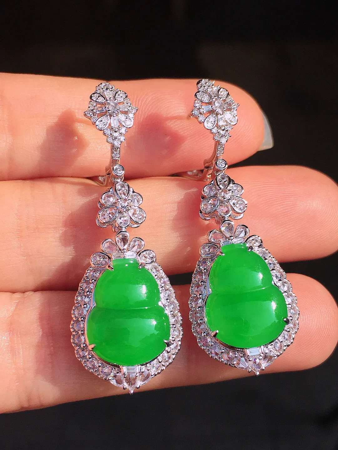 阳绿葫芦耳坠，色泽均匀艳丽，玉质细腻，荧光感超
强，饱满圆润，尽显优雅气质，18k
金豪华镶嵌