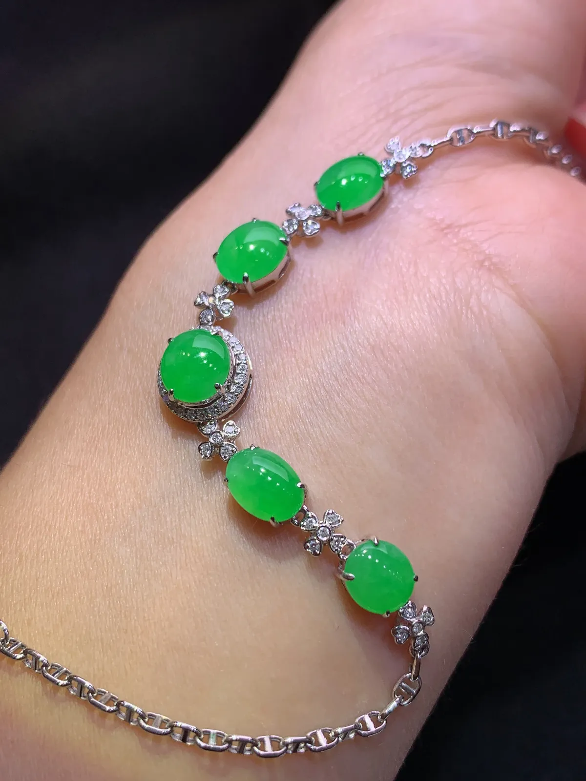 阳绿蛋面手链，18k金镶嵌，款式精美，冰润色阳，种水足，Lp 尺寸7.7*6.4*2.2