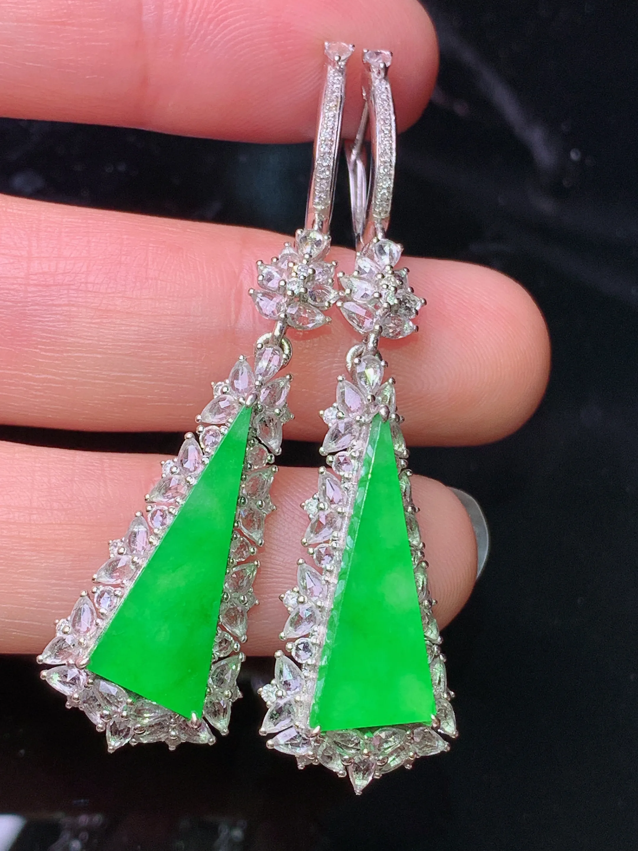 18k金钻镶嵌翠绿方形耳坠 玉质细腻 色泽清新艳丽 整体尺寸51.3*13.5*6.5