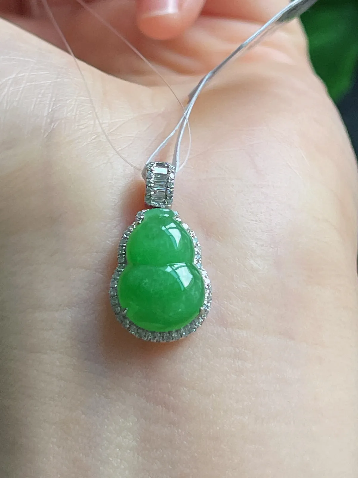 18k金镶嵌翡翠糯化种绿色葫芦