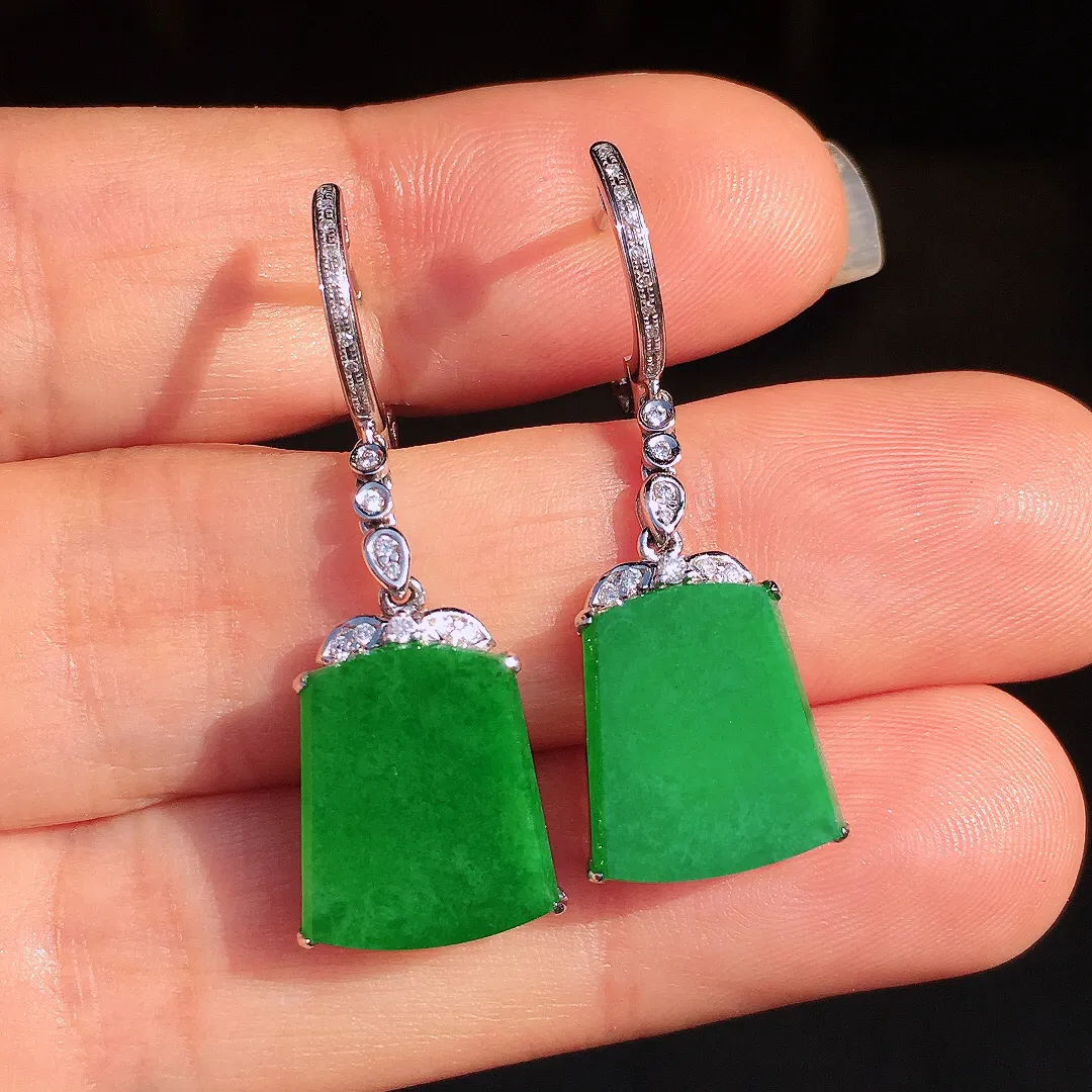 阳绿无事牌耳坠，色泽均匀艳丽，玉质细腻，荧光感超
强，饱满圆润，尽显优雅气质，18k
金豪华镶嵌