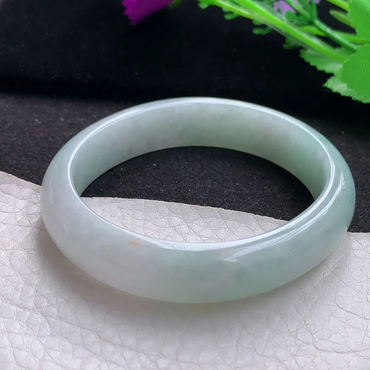 ll自然光55.5*47.5*12*7贵妃镯 翡翠a货玉镯子浅绿蛋形宽边玉手环