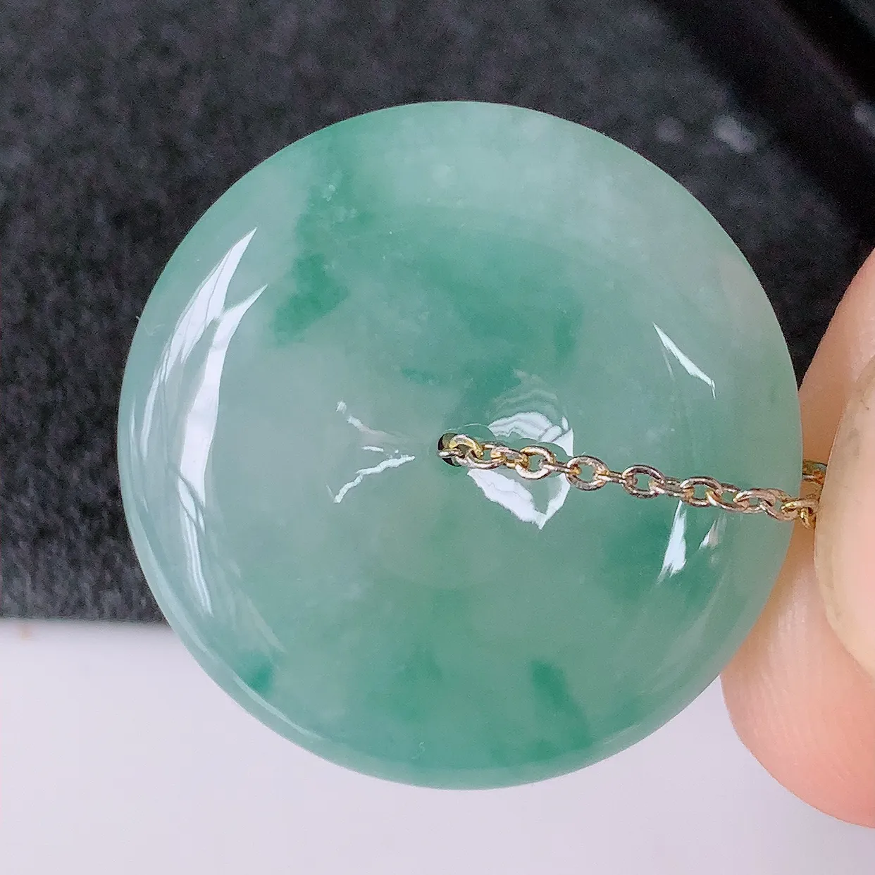 自然光实拍，冰种飘花翡翠平安扣吊坠，玉扣，平安是福；很美的料子，平安扣佩戴优雅迷人！#57.20