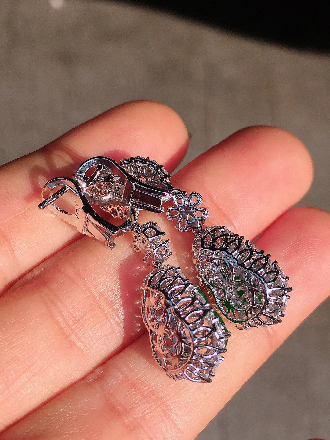 阳绿葫芦耳坠，色泽均匀艳丽，玉质细腻，荧光感超
强，饱满圆润，尽显优雅气质，18k
金豪华镶嵌