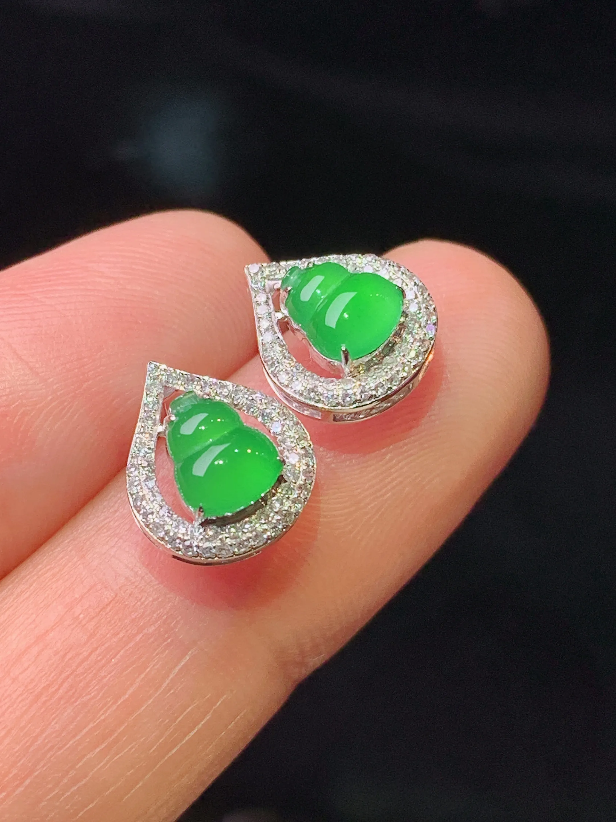 18k金钻镶嵌满绿葫芦耳钉 玉质细腻 色泽清新艳丽 整体尺寸10.8*9*4.7