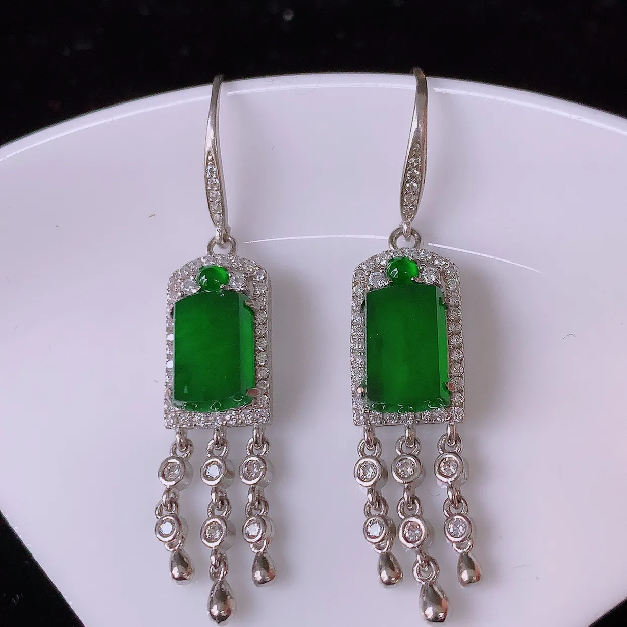 冰透满绿翡翠925银镶嵌耳坠，自然光实拍，翠色灵动，颜色漂亮，种老水足，品相佳，佩戴佳品！#97.2