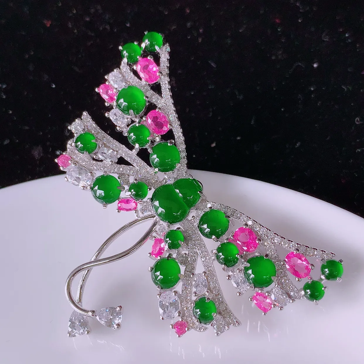 冰透满绿翡翠925银镶嵌胸针，自然光实拍，翠色灵动，颜色漂亮，种老水足，品相佳，佩戴佳品！#97.20整体48*30*9.5葫芦裸石8*5.8