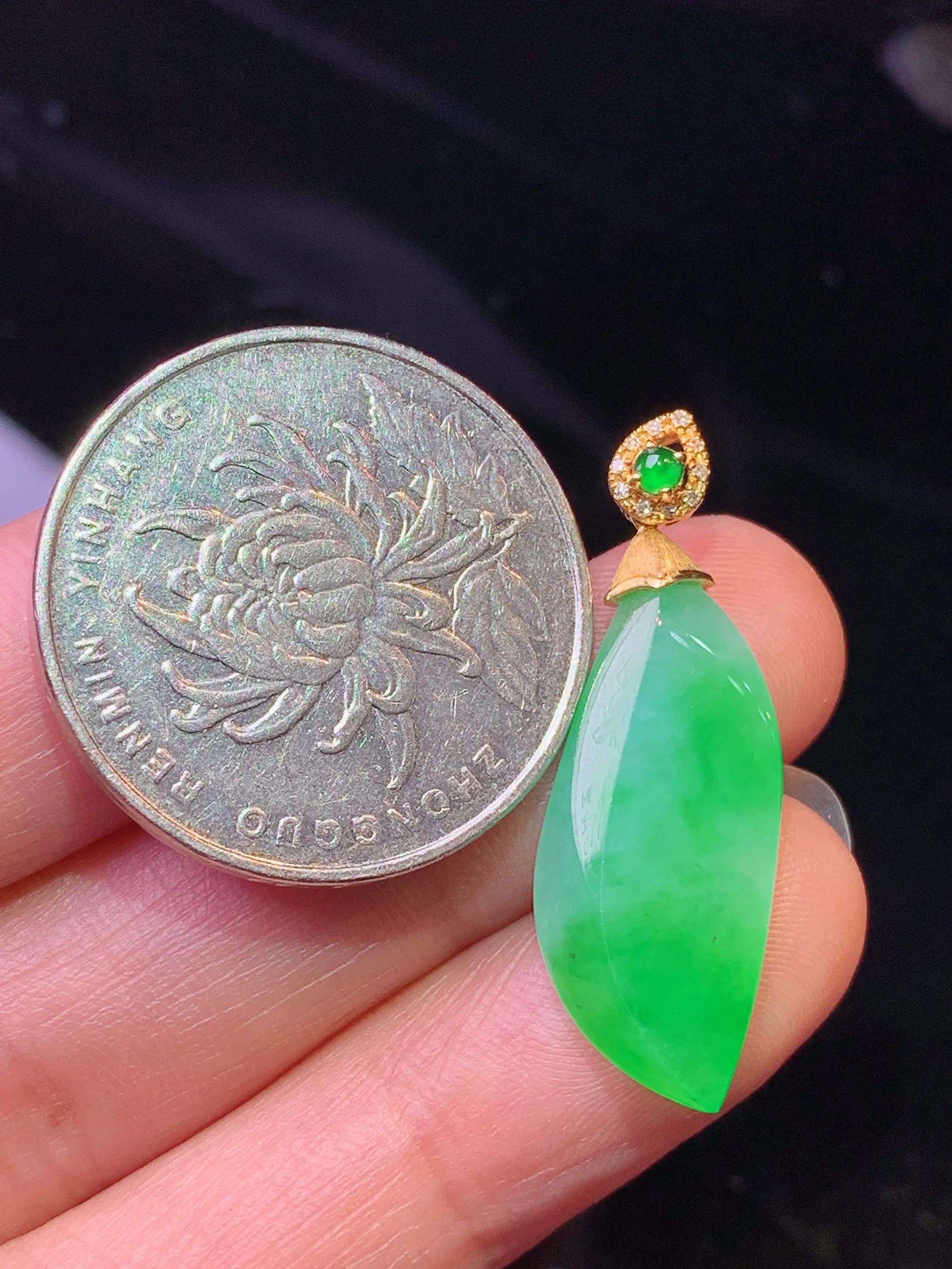18k金钻镶嵌翠绿随形吊坠 玉质细腻 色泽清新艳丽 整体尺寸31.6*10.6*6