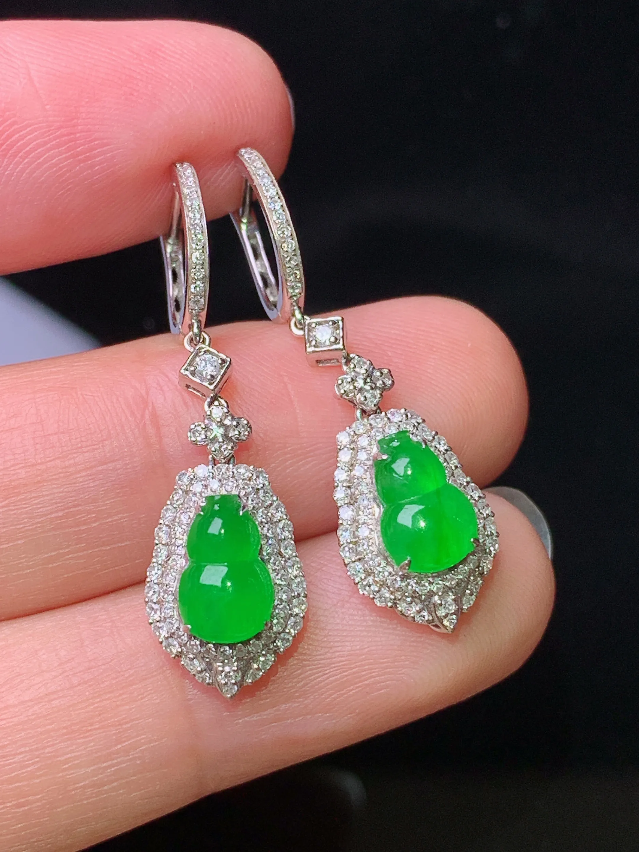 18k金钻镶嵌满绿葫芦耳坠 玉质细腻 色泽清新艳丽 整体尺寸33.5*9.3*6.8