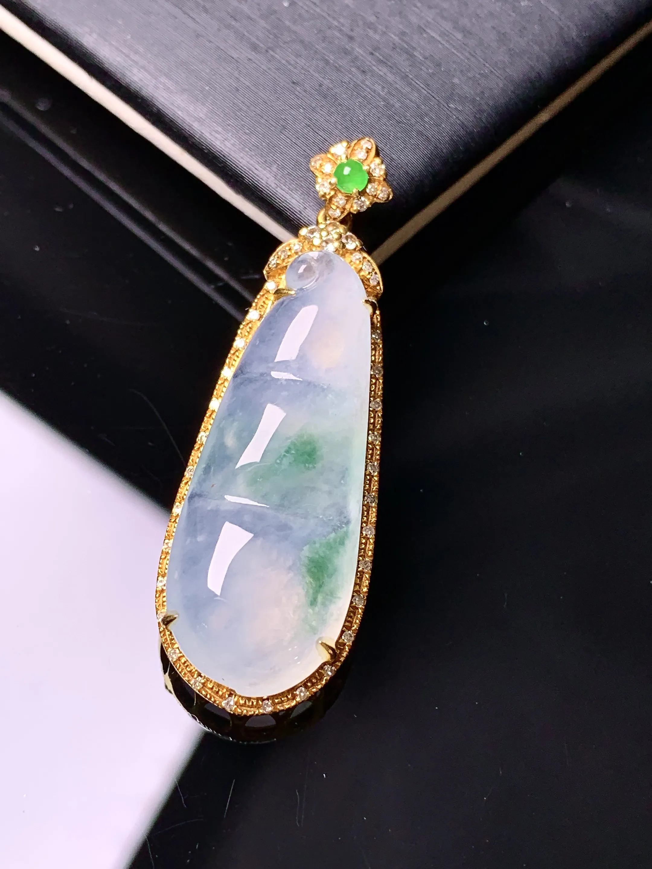 18k金钻镶嵌飘绿四季豆吊坠 玉质细腻 色泽清新艳丽 整体尺寸39.3*13.5*7.8