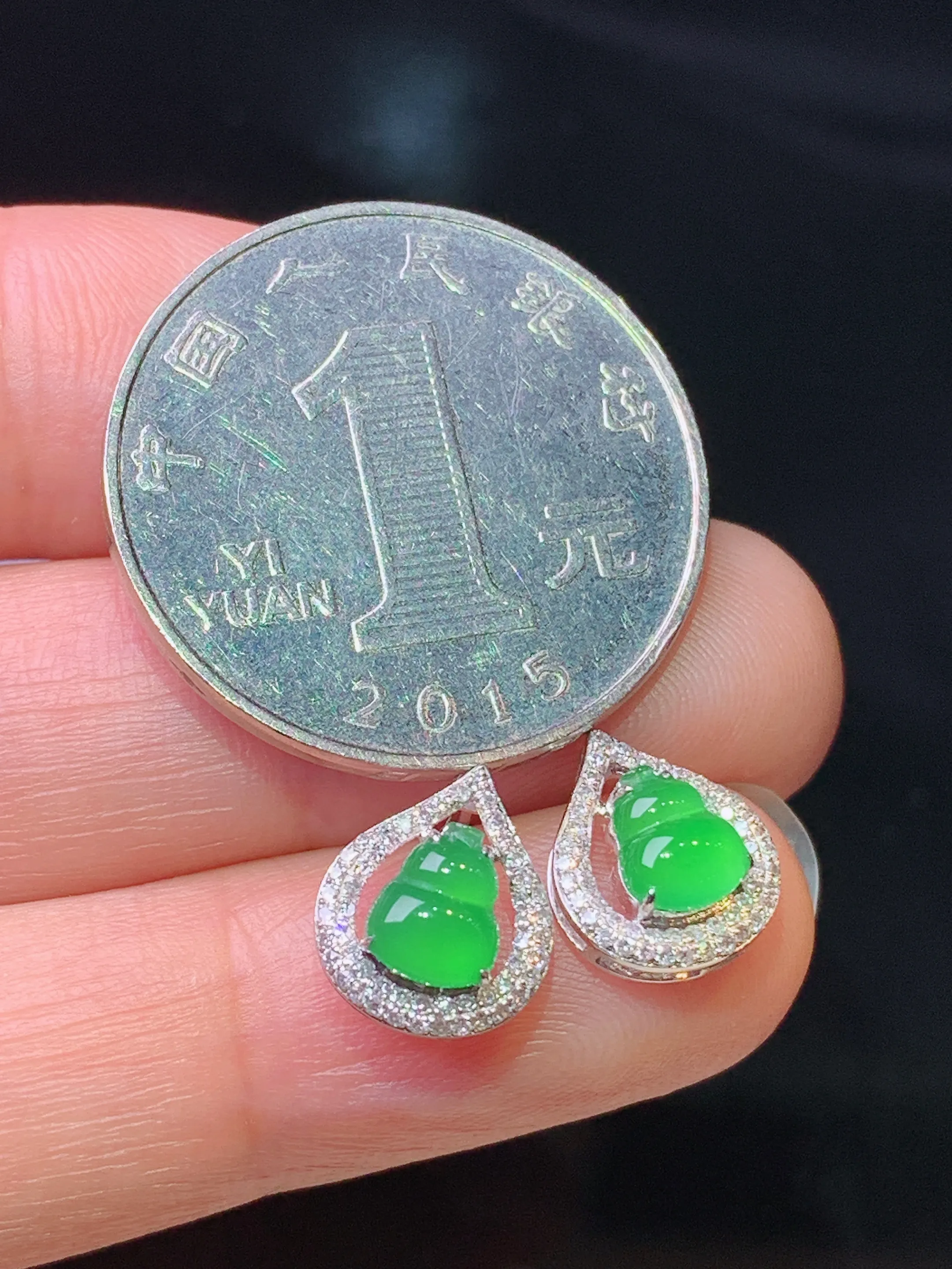 18k金钻镶嵌满绿葫芦耳钉 玉质细腻 色泽清新艳丽 整体尺寸10.8*9*4.7