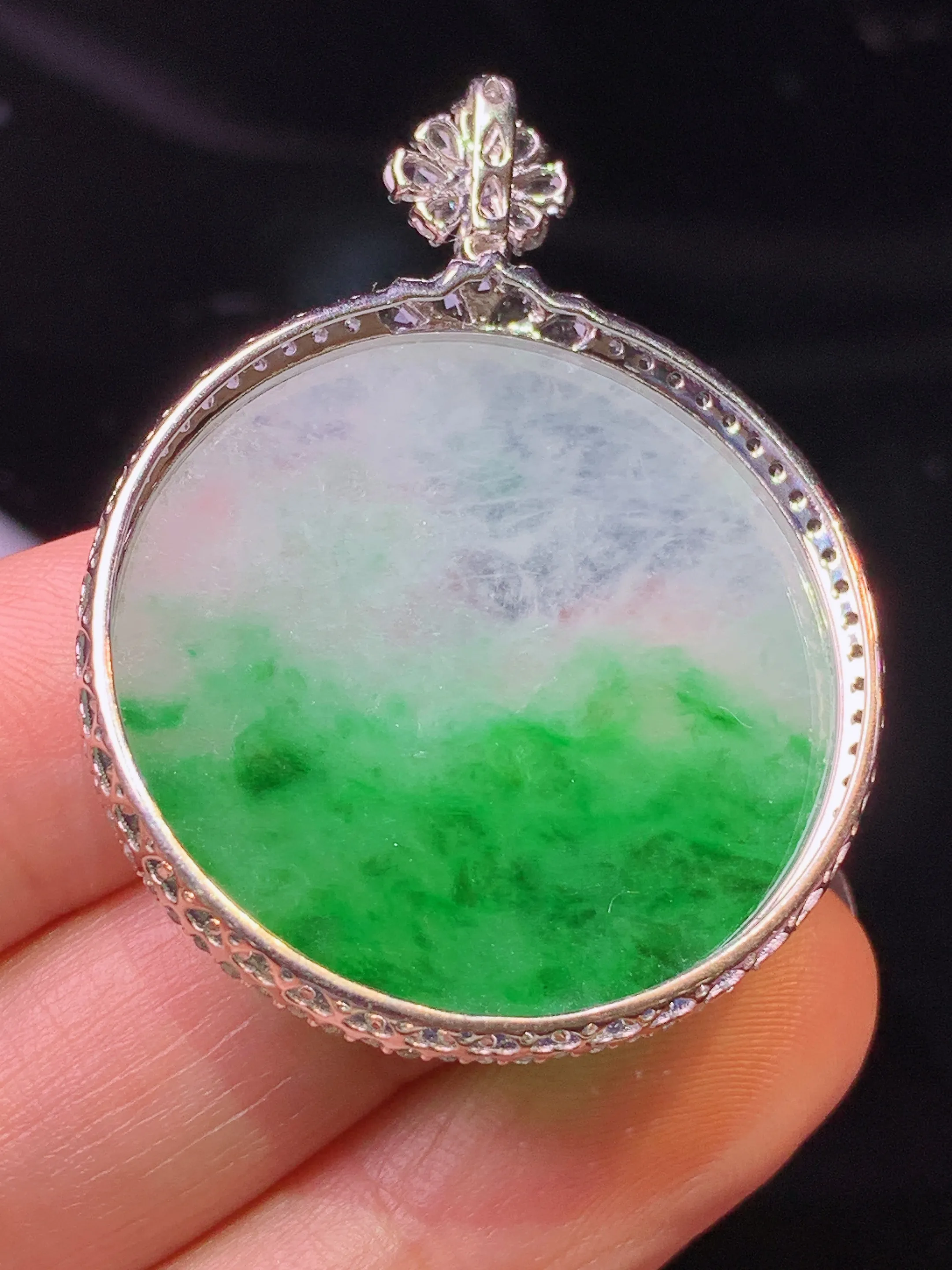 18k金钻镶嵌飘绿圆牌吊坠 玉质细腻 色泽清新艳丽 整体尺寸42.5*32.6*6.5