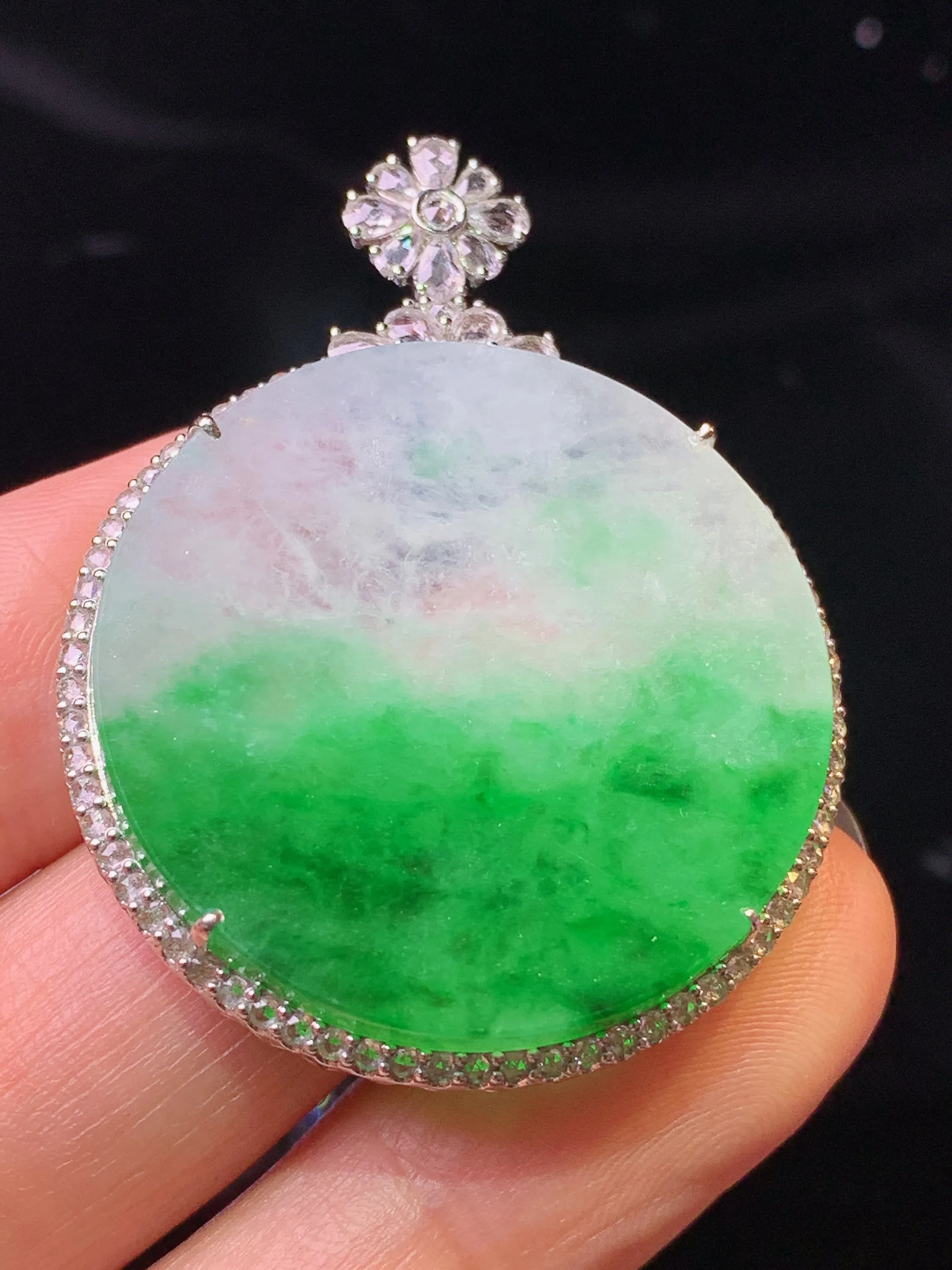 18k金钻镶嵌飘绿圆牌吊坠 玉质细腻 色泽清新艳丽 整体尺寸42.5*32.6*6.5