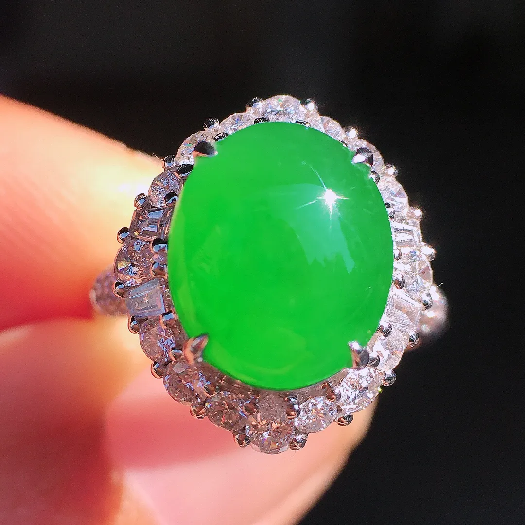 阳绿蛋面戒指，色泽均匀艳丽，玉质细腻，荧光感超
强，饱满圆润，尽显优雅气质，18k
金豪华镶嵌