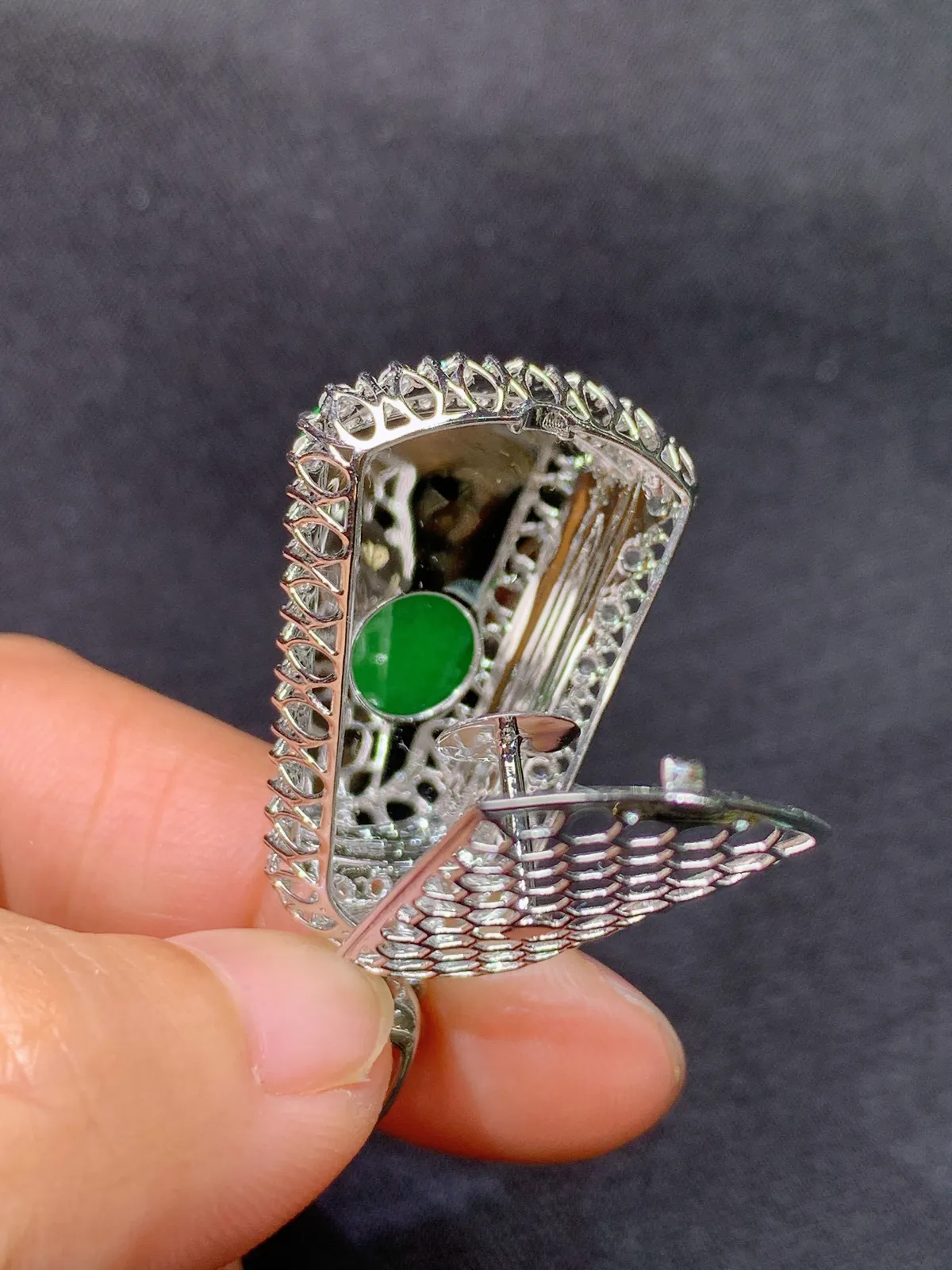 阳绿无事牌吊坠，18k金镶嵌，冰润色阳，种老水足 zhe尺寸38.6*19.8*9.8