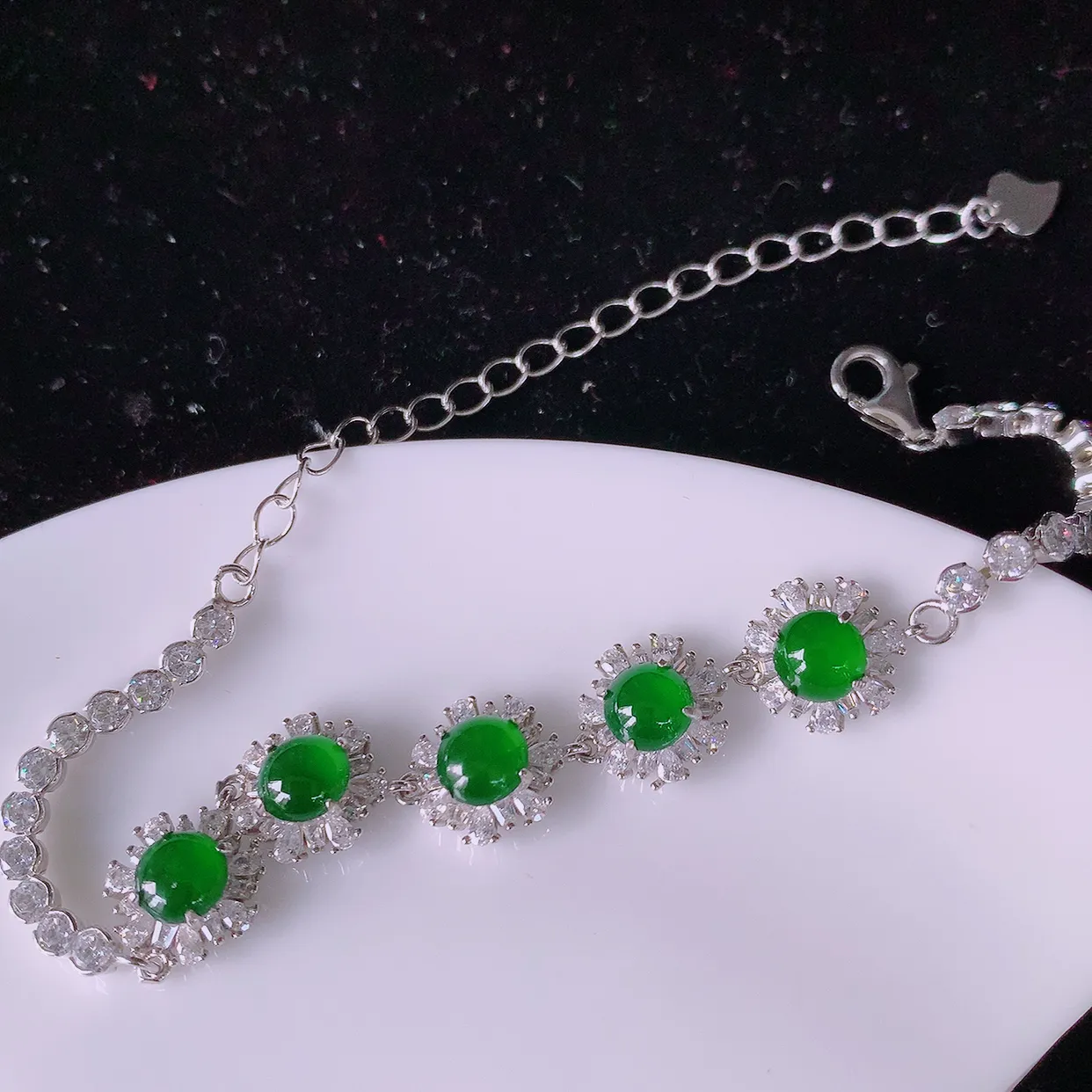 冰透满绿翡翠925银镶嵌手链，自然光实拍，翠色灵动，颜色漂亮，种老水足，品相佳，佩戴佳品！#97.20取一整体13*9.5*5裸石5.5*5.5