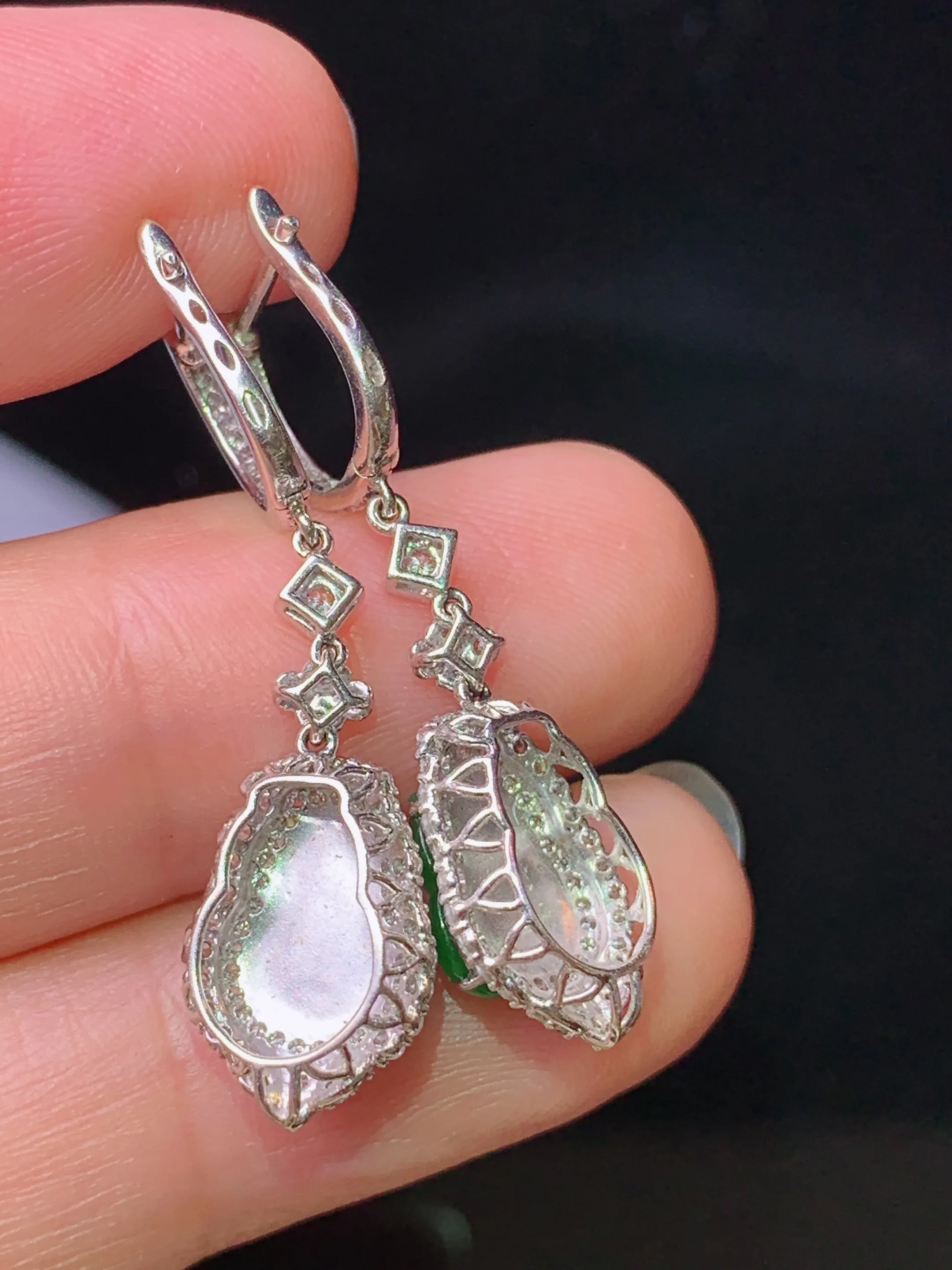 18k金钻镶嵌满绿葫芦耳坠 玉质细腻 色泽清新艳丽 整体尺寸33.5*9.3*6.8