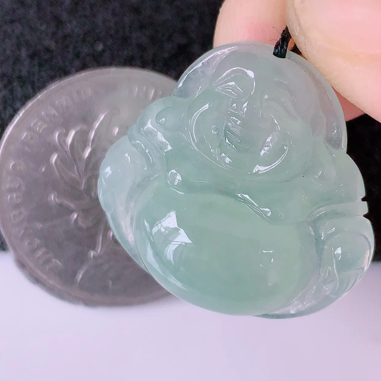 自然光实拍，冰种淡绿翡翠佛公吊坠，水灵起胶，翠色迷人，佛公在心中，一生平安，饱满圆润，开怀大笑佛公，配戴灵气十足！#57.20