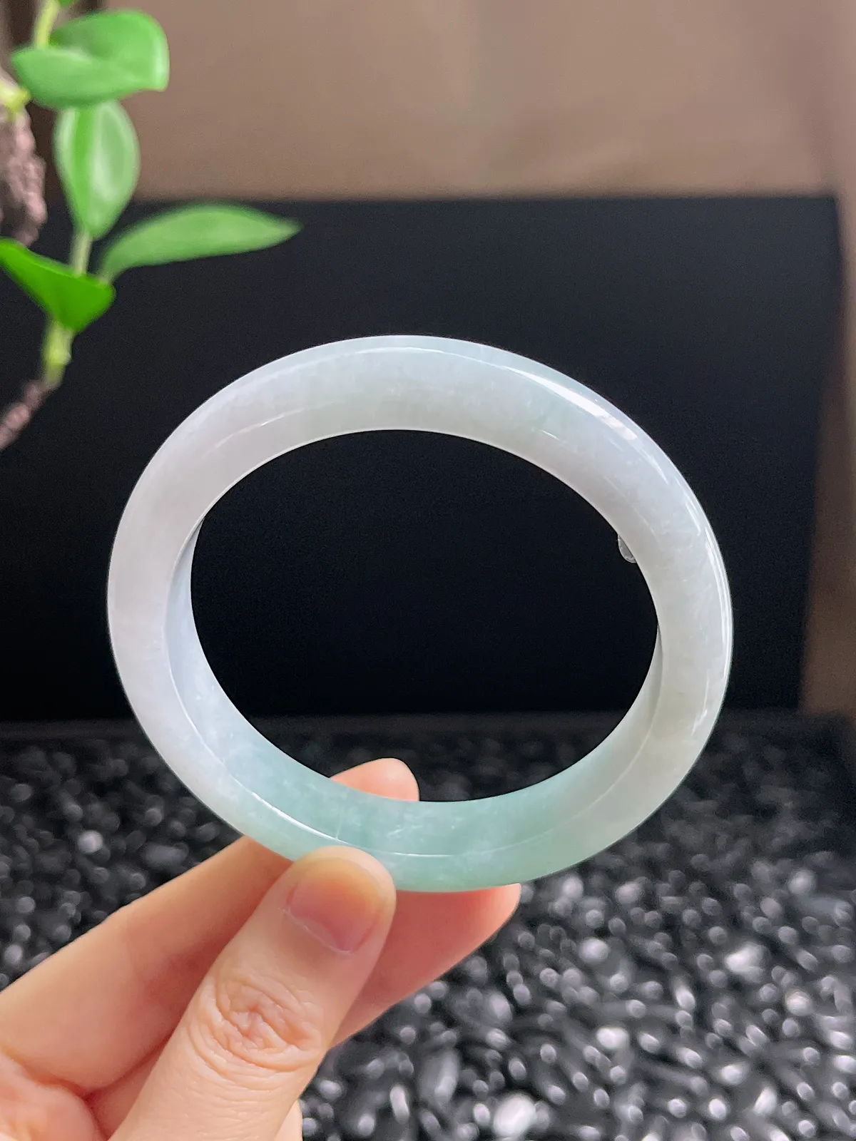 正圈57.9圈口，翡翠冰糯种淡绿色手镯