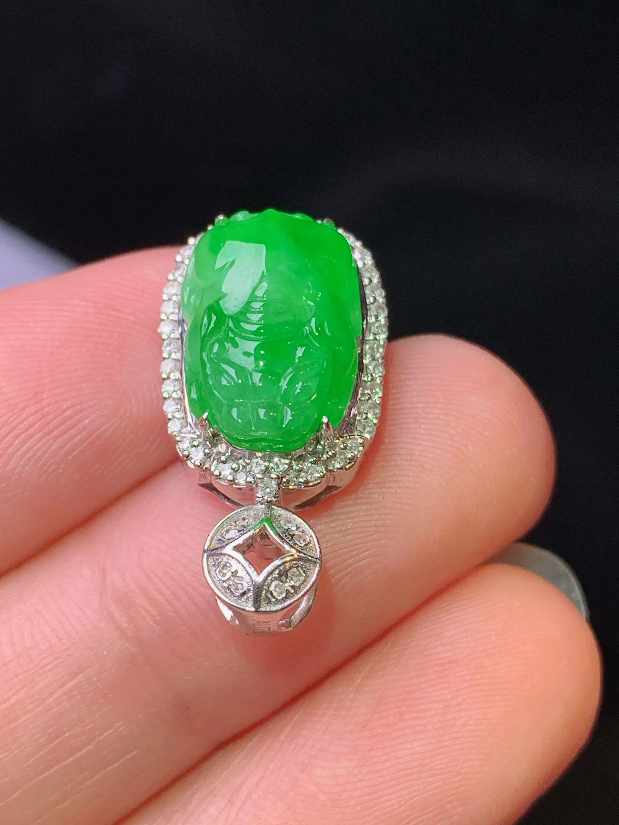 18k金钻镶嵌满绿貔貅吊坠 玉质细腻 色泽清新艳丽 整体尺寸25.2*11.6*9